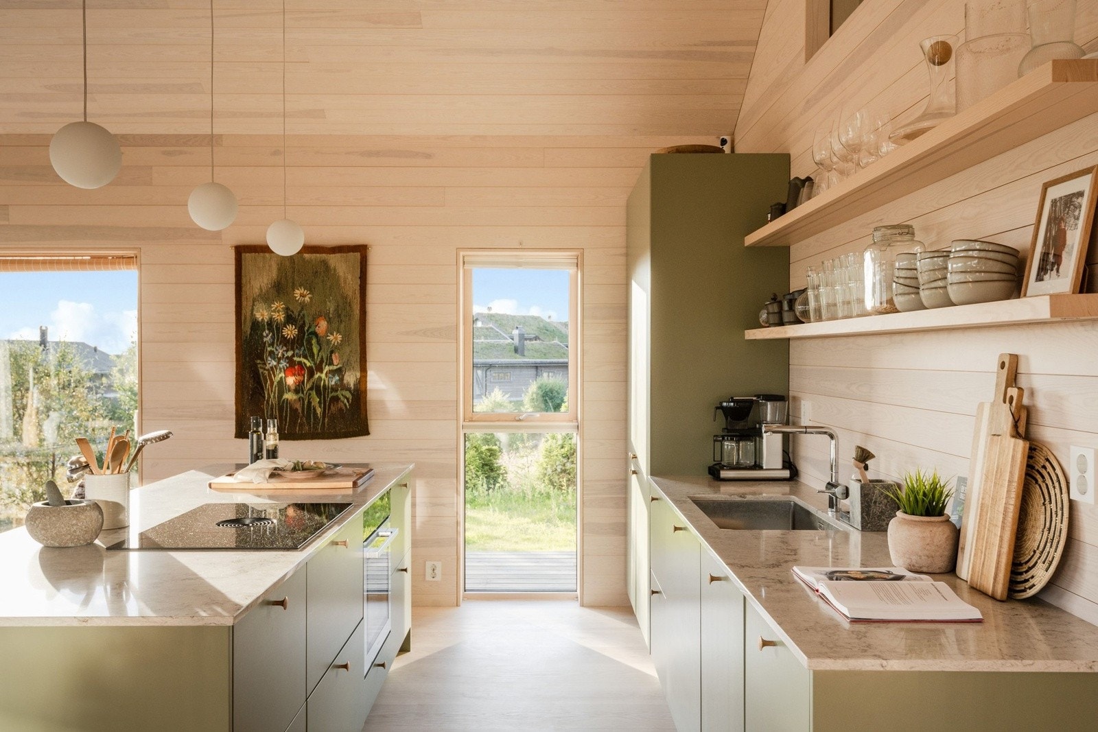 Lekkert Åver snekkerbygd kjøkkeninnredning i stilig grønnfarge. Et kjøkken som gjør matlaging til en fornøyelse! Galleribilde