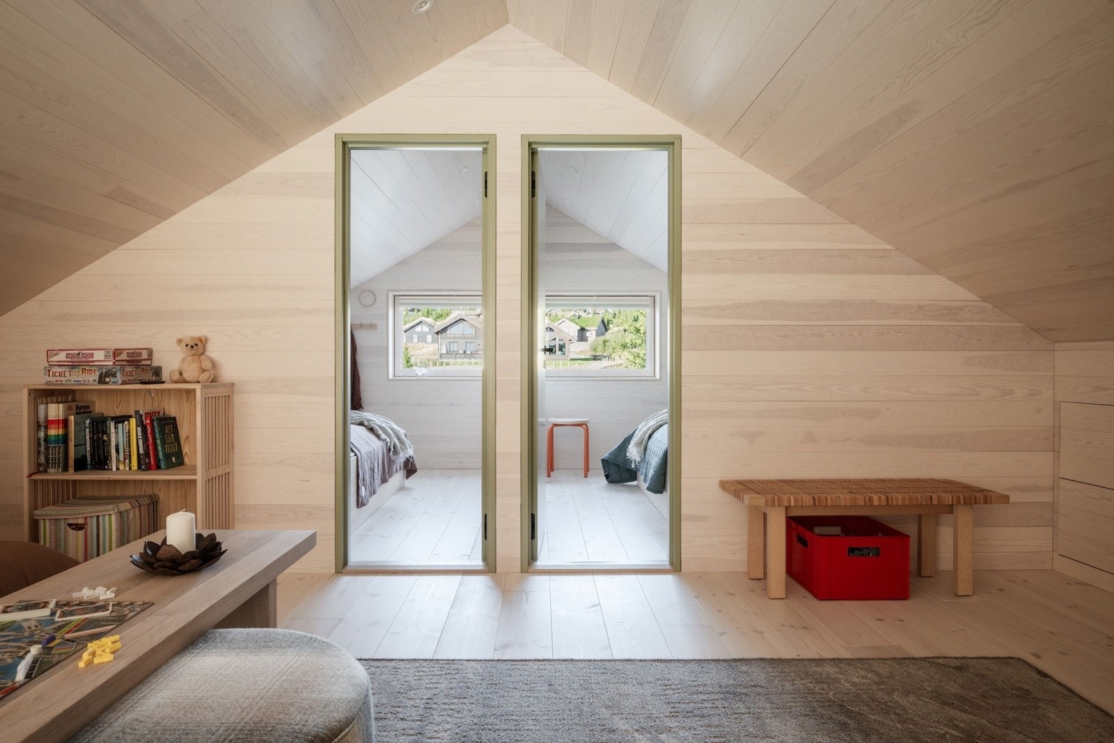 På loftet er det to soverom, begge ideelle som barnerom, gjesterom eller ekstra soveplasser. Galleribilde