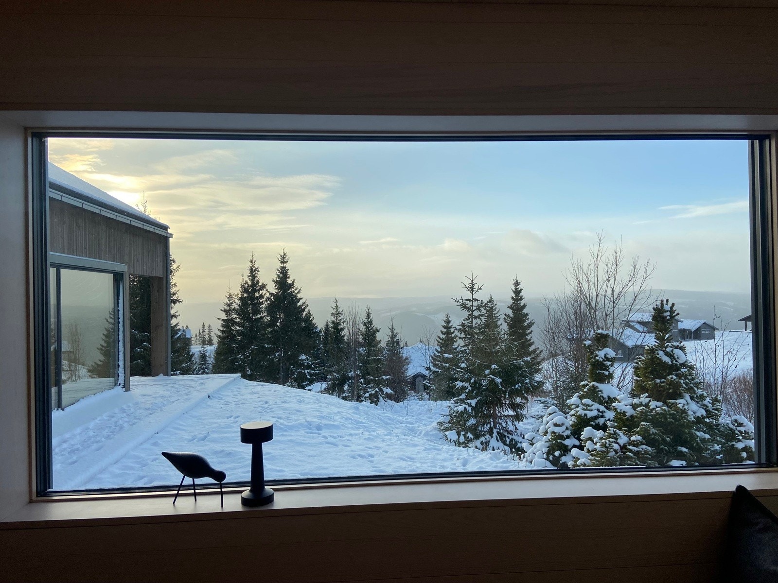 Her finner du en sjelden kombinasjon av rolig fjellidyll, høy komfort og umiddelbar tilgang til alt Hafjell/Lisætra har å by på. (Utsikt fra annekset) Galleribilde