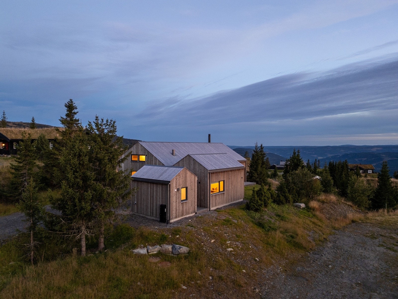 Her har man virkelig langrennssporet rett utenfor hyttedøren! Stor naturtomt og stort naturområdet rett utenfor døra! Galleribilde
