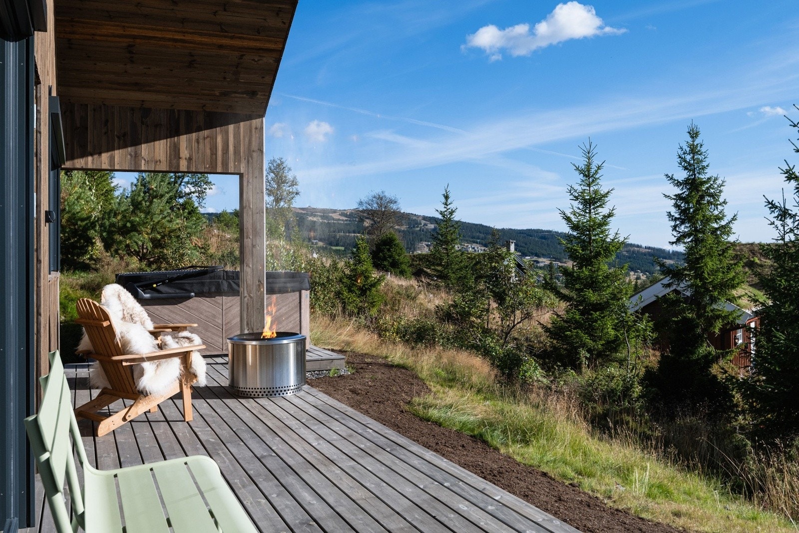 Hytta ligger i et naturskjønt område med praktfull utsikt mot Gudbrandsdalen og den ikoniske Fakkelmannen. Galleribilde