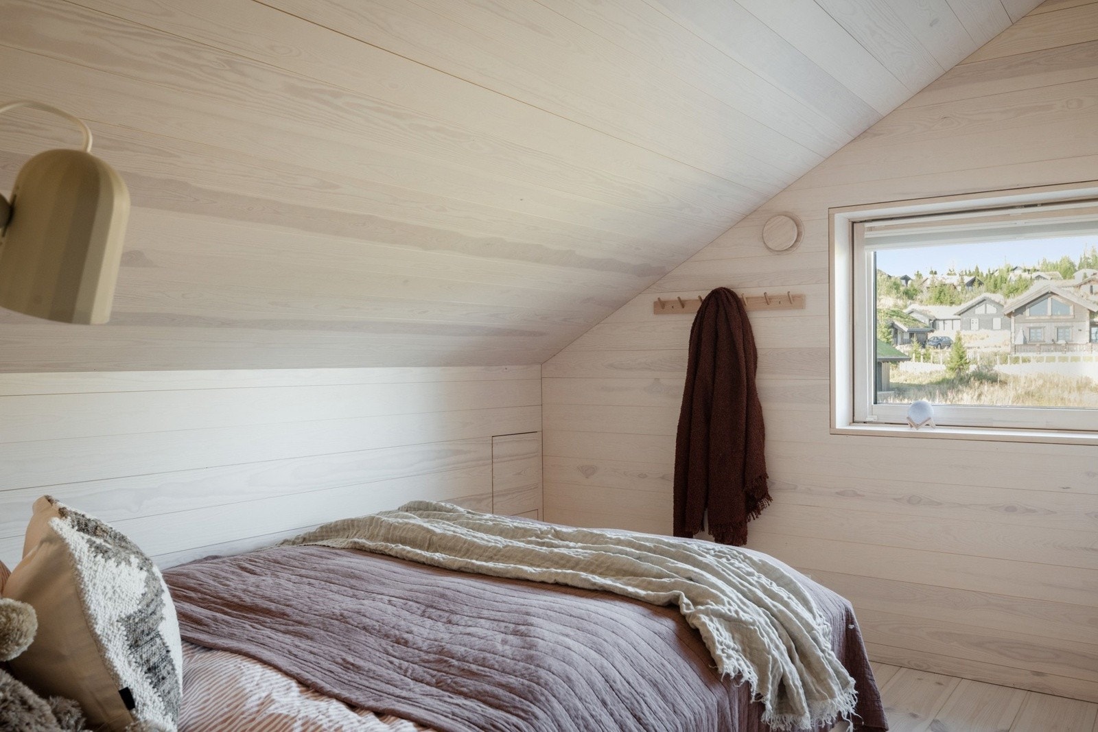 Plass til både seng, nattbord og oppbevaring gjør dem fullt funksjonelle for både kortere og lengre opphold. Galleribilde