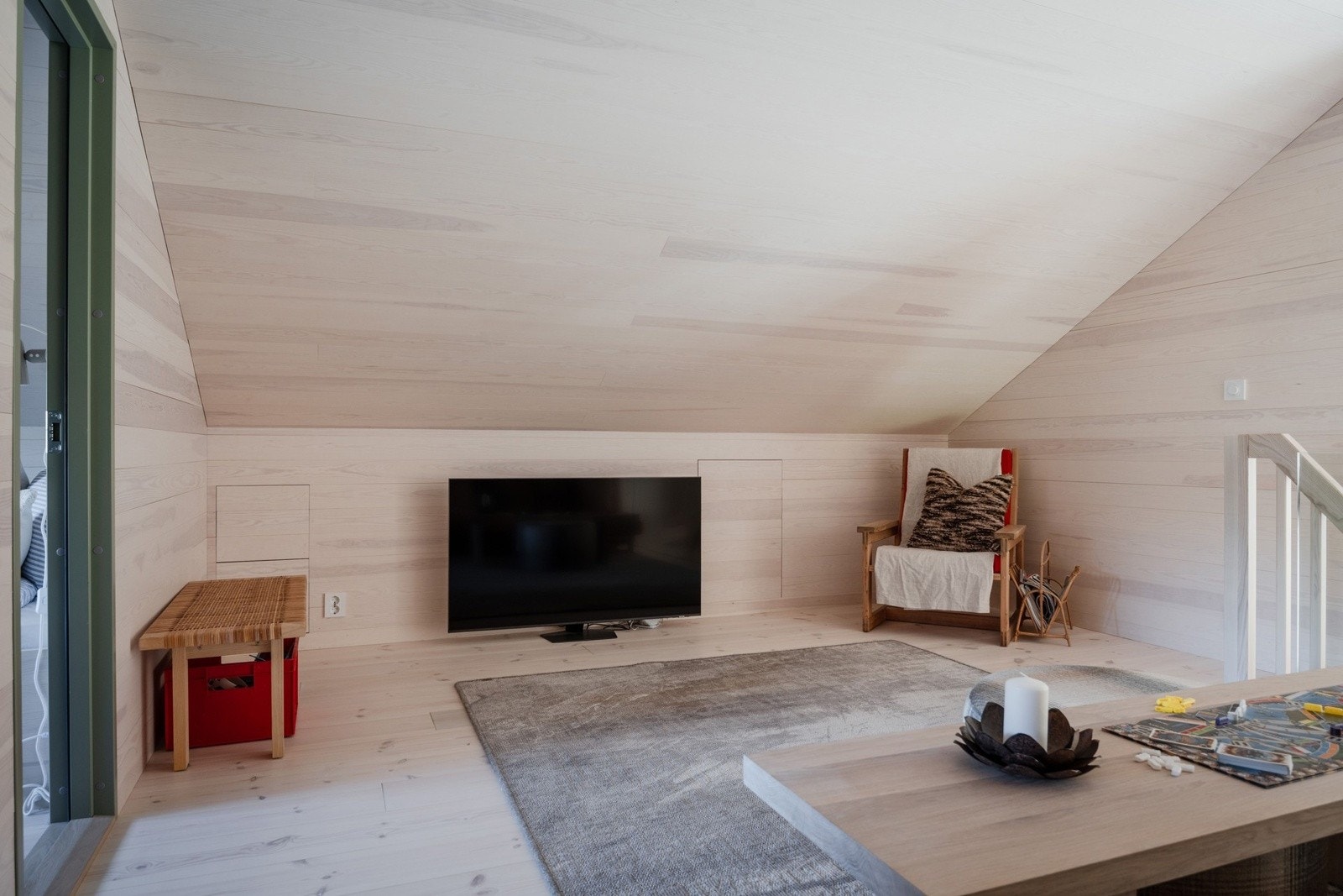 Skråtaket og de lune materialvalgene skaper en behagelig og intim atmosfære ? perfekt for avslapning etter en lang dag ute. Galleribilde