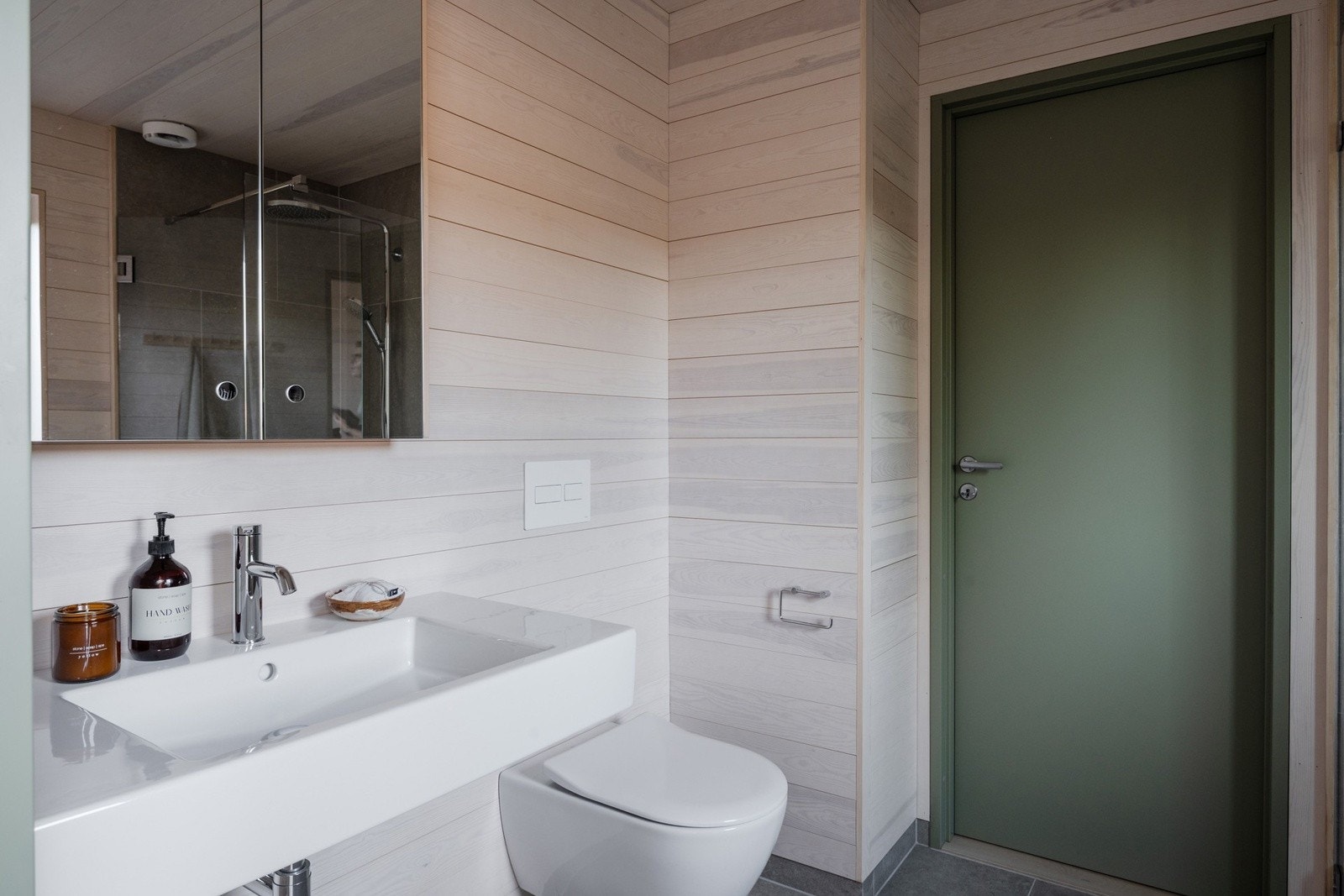 Flott og moderne hovedbad som har flislagt gulv med vannbåren gulvvarme, samt elektrisk styrte vifte med sensor. Galleribilde