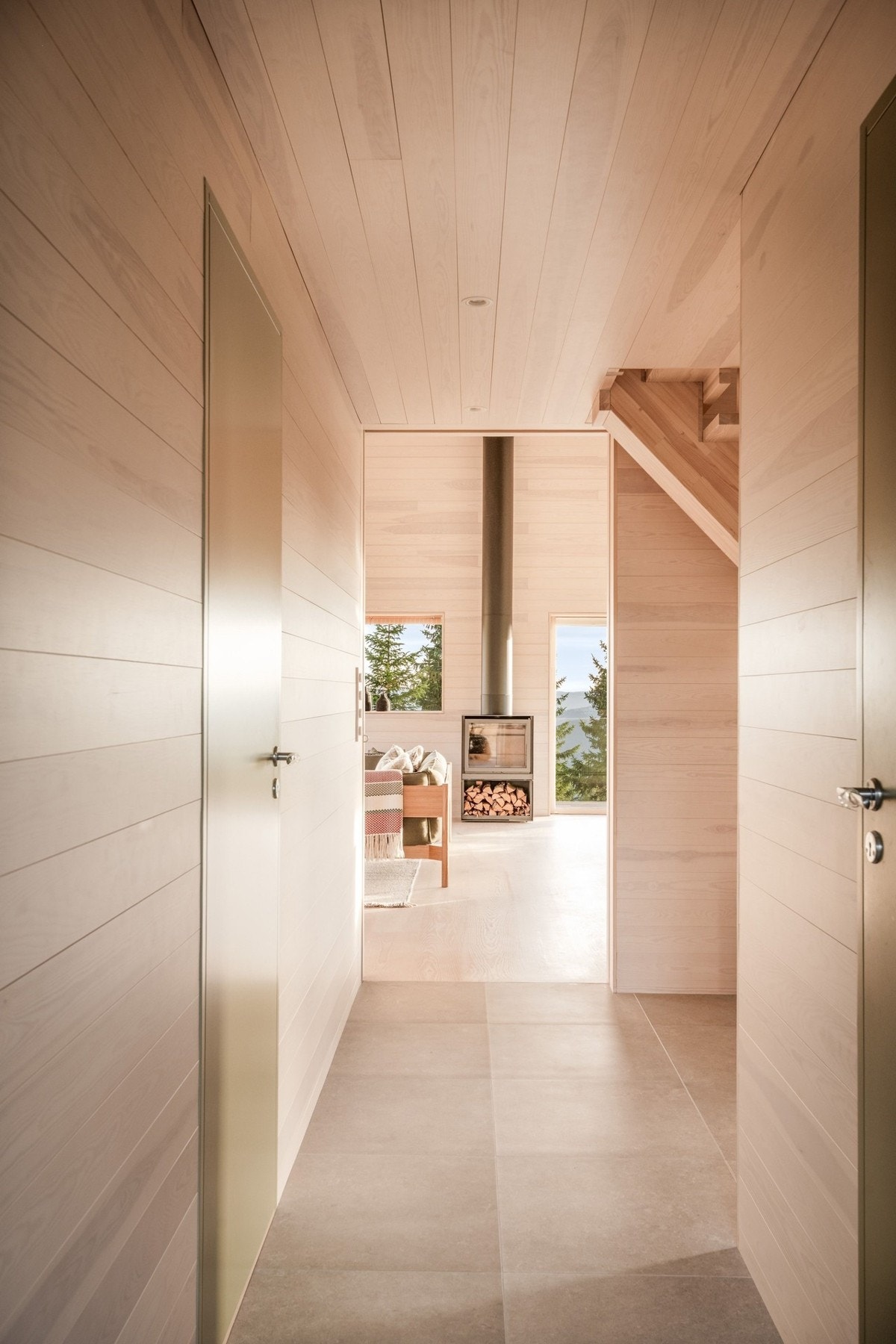 Naturlig lys som slipper inn i og gjennom hele hytta Galleribilde