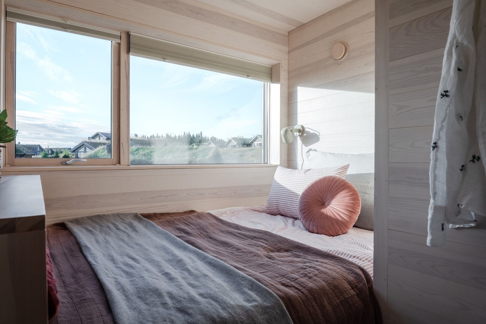 Romslig soverom med god plass til dobbeltseng, garderobeskap og øvrig møblement. Et hyggelig rom som gir fullverdig komfort. Galleribilde