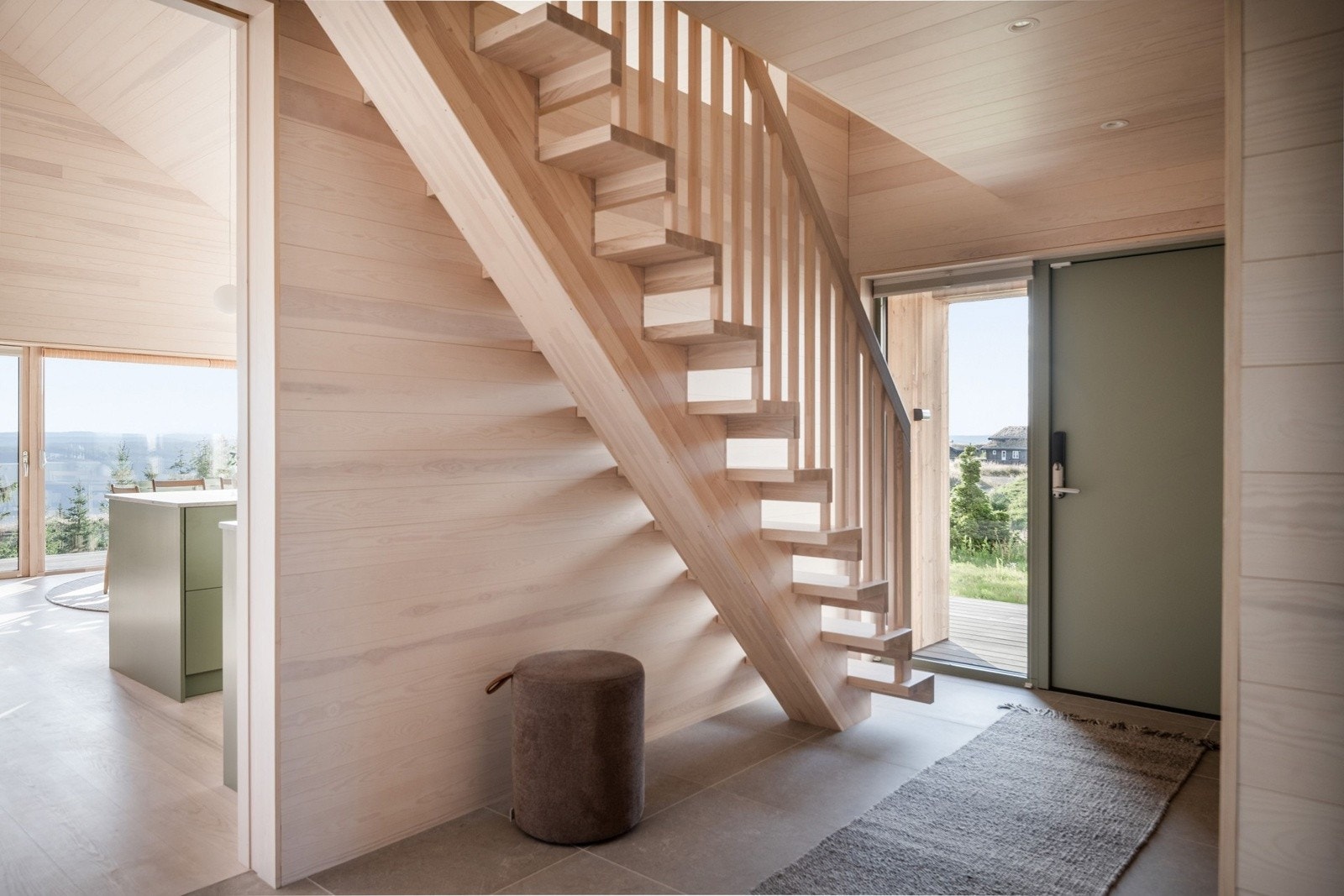 Fra entrèen går trappen opp til hyttas loft og andre etasje. Galleribilde