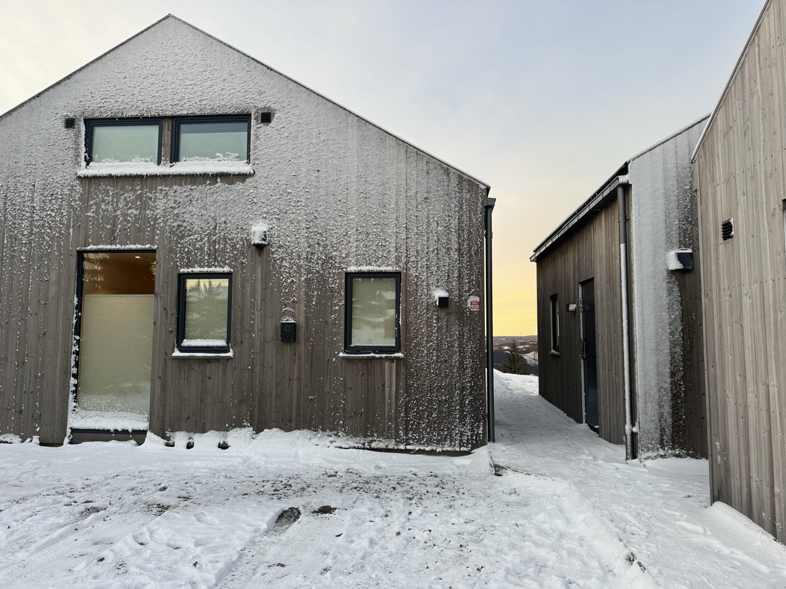 Stor gårdsplass med plass til flere biler. Galleribilde