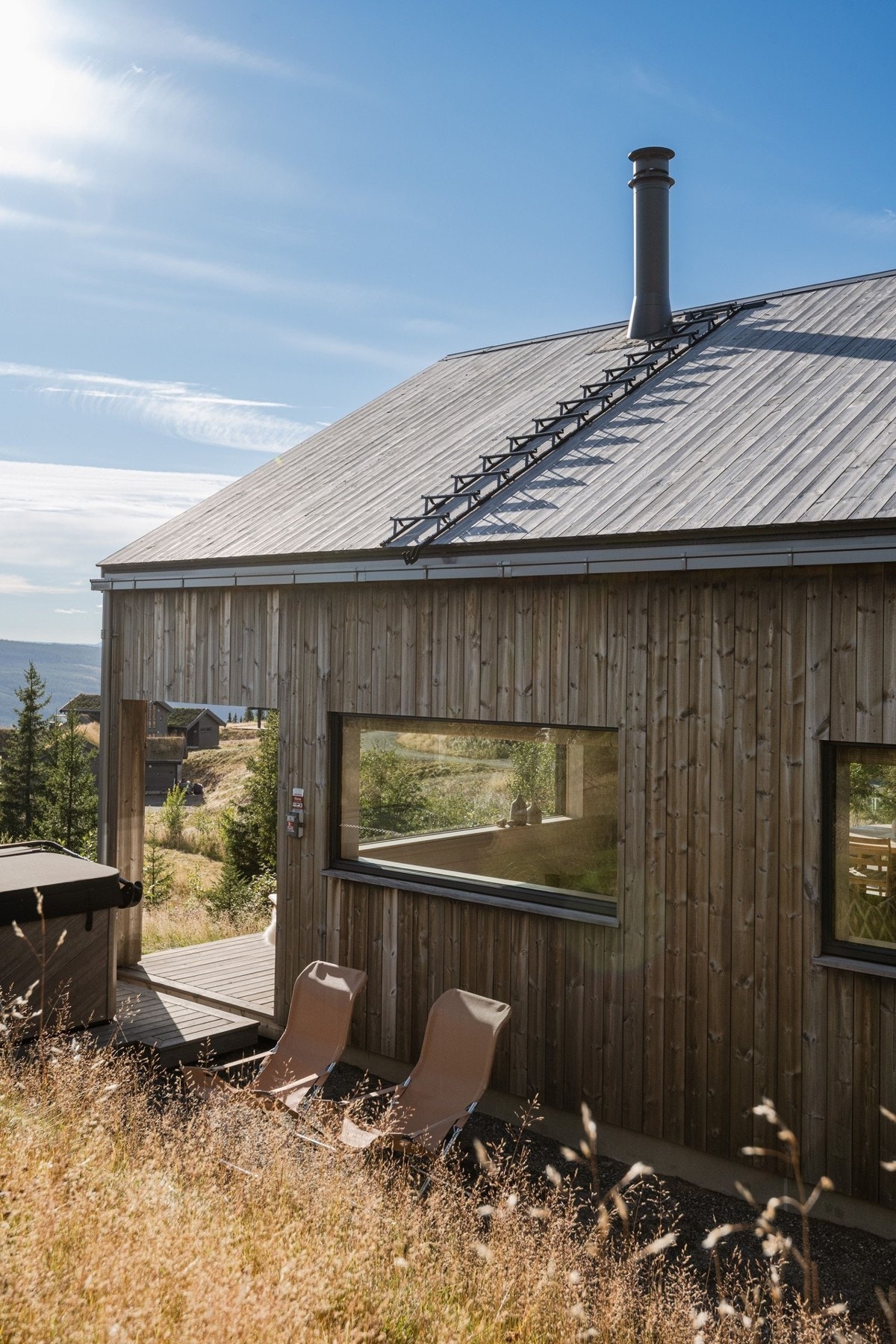 Ulike sittesoner for å nye solen på ulike tider av døgnet. Her nytes morgensol med morgenkaffe god skjermet. Galleribilde