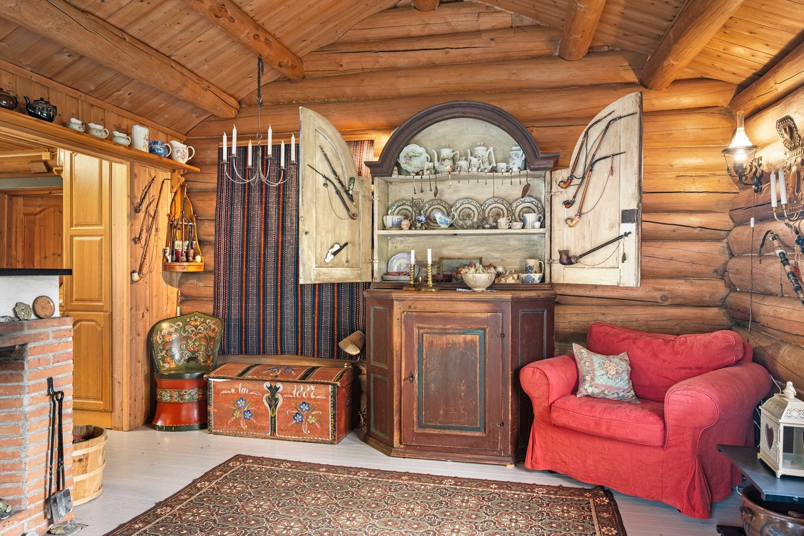 Hytta er preget av interiørvalg som skaper en lun og personlig atmosfære. Innbo følger med i salget. Galleribilde