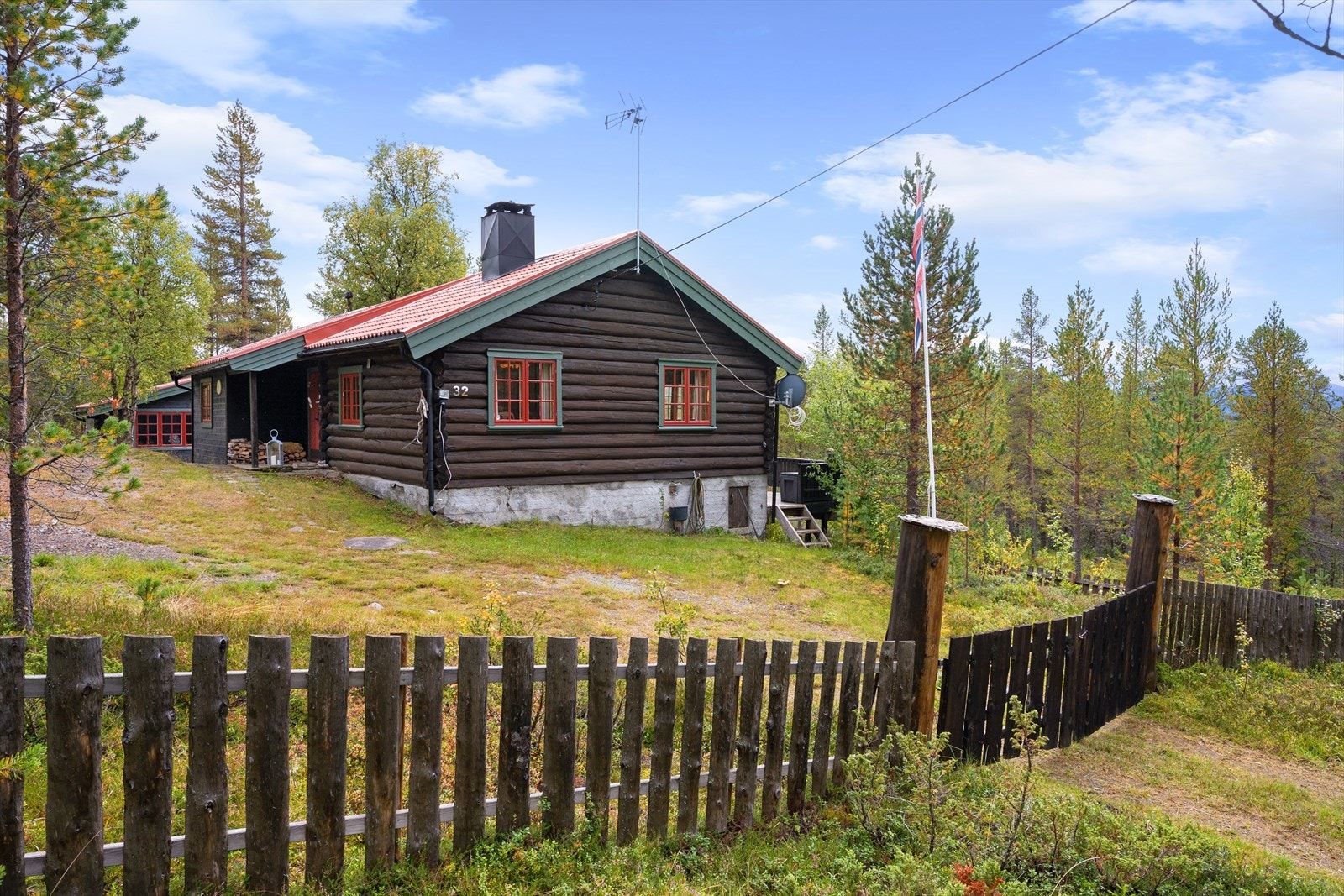 Eiendommen ligger ca 810 moh og består av hytte og anneks. Galleribilde