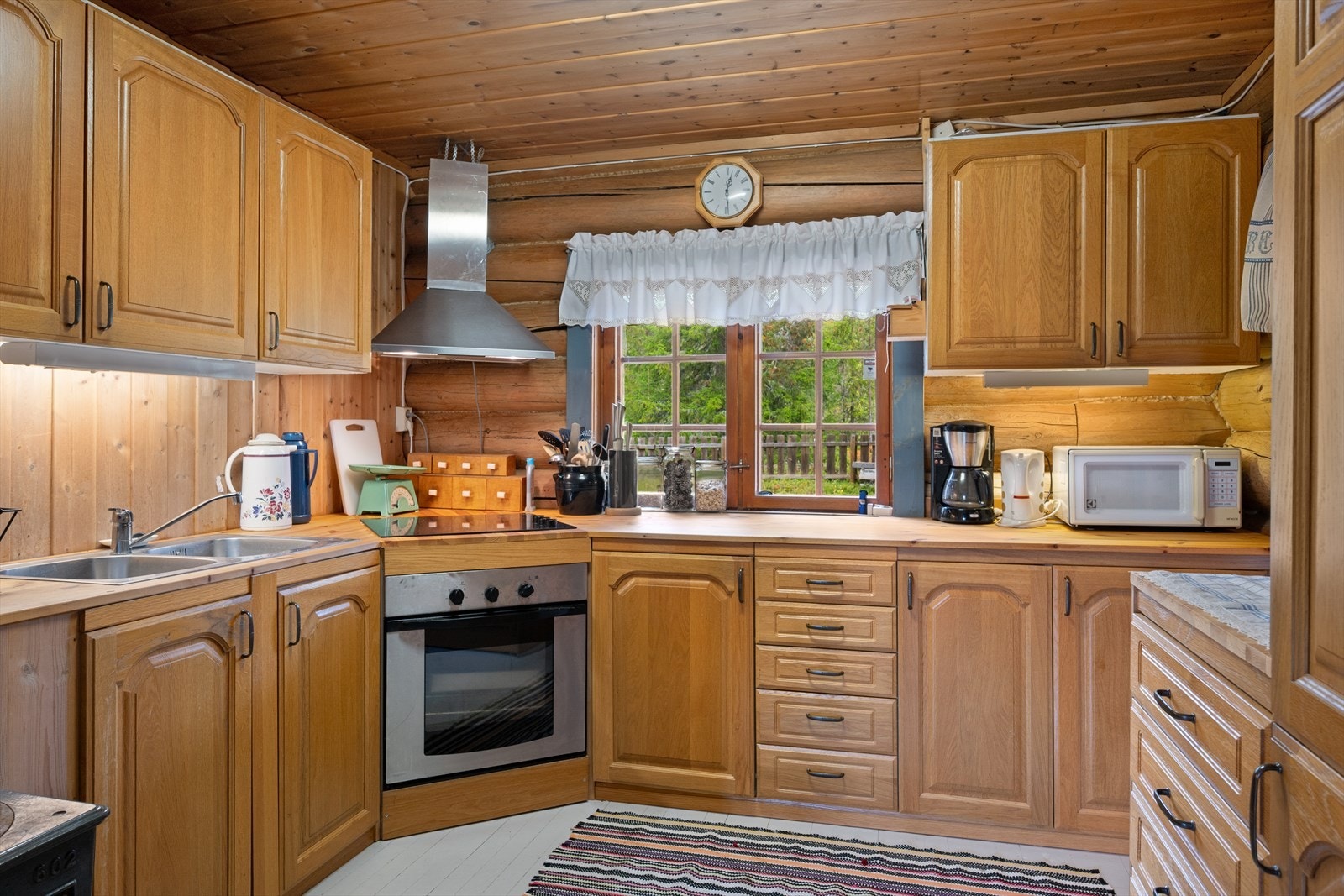 Romslig kjøkken med klassisk innredning. Galleribilde