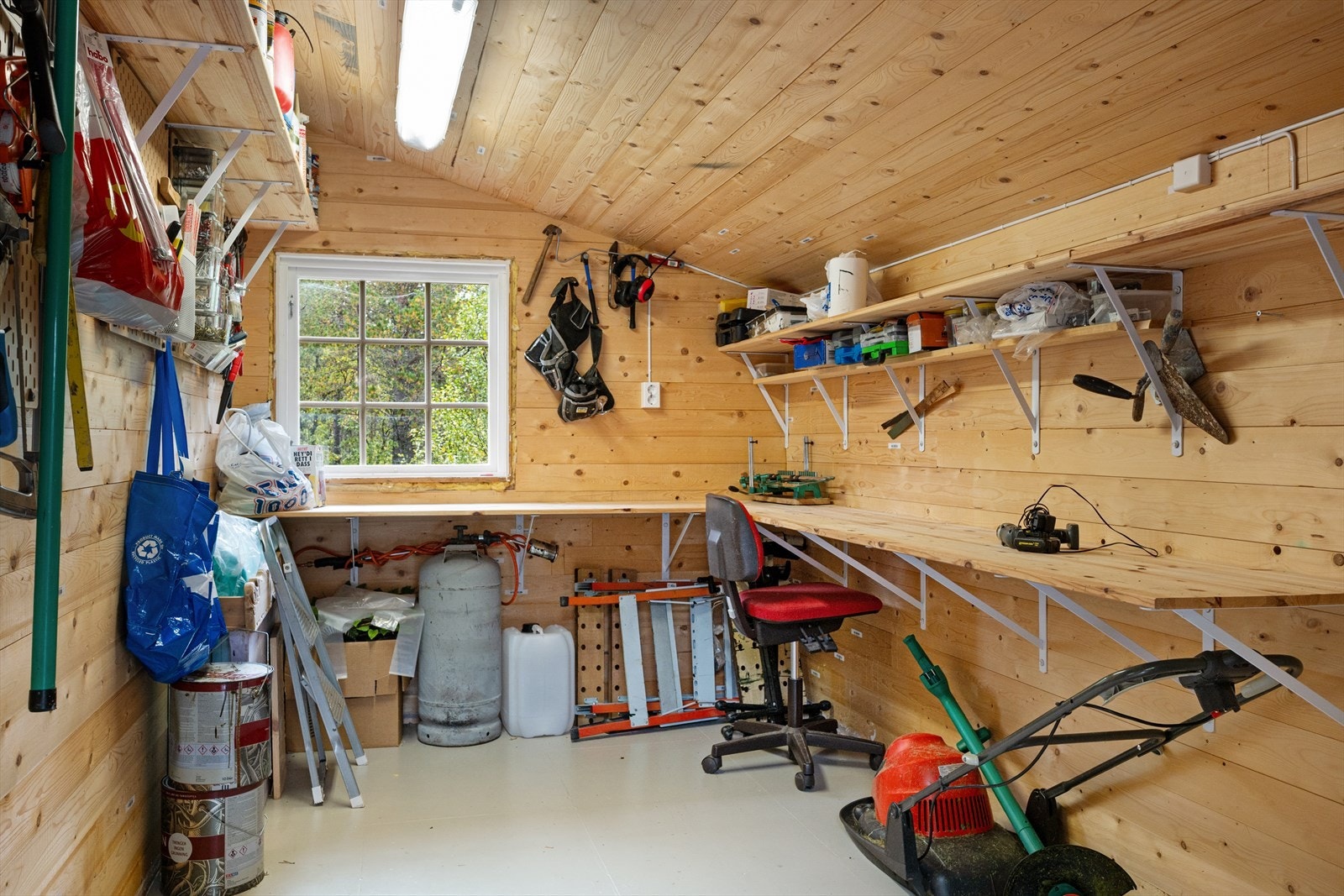 Det er god plass til både ved og utstyr. Galleribilde