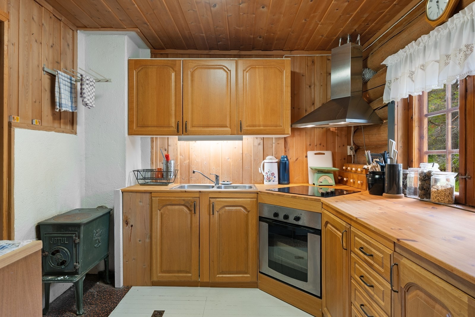 Kjøkkenet har godt med oppbevaringsplass og god arbeidsbenk. Galleribilde