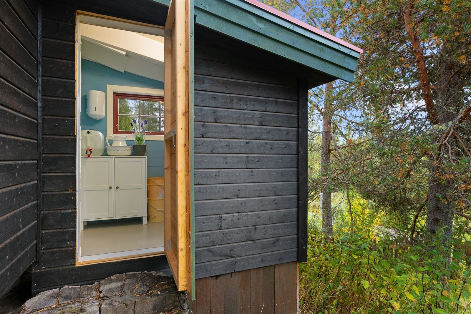 I tillegg er det bygget inntil et toalettrom. Galleribilde