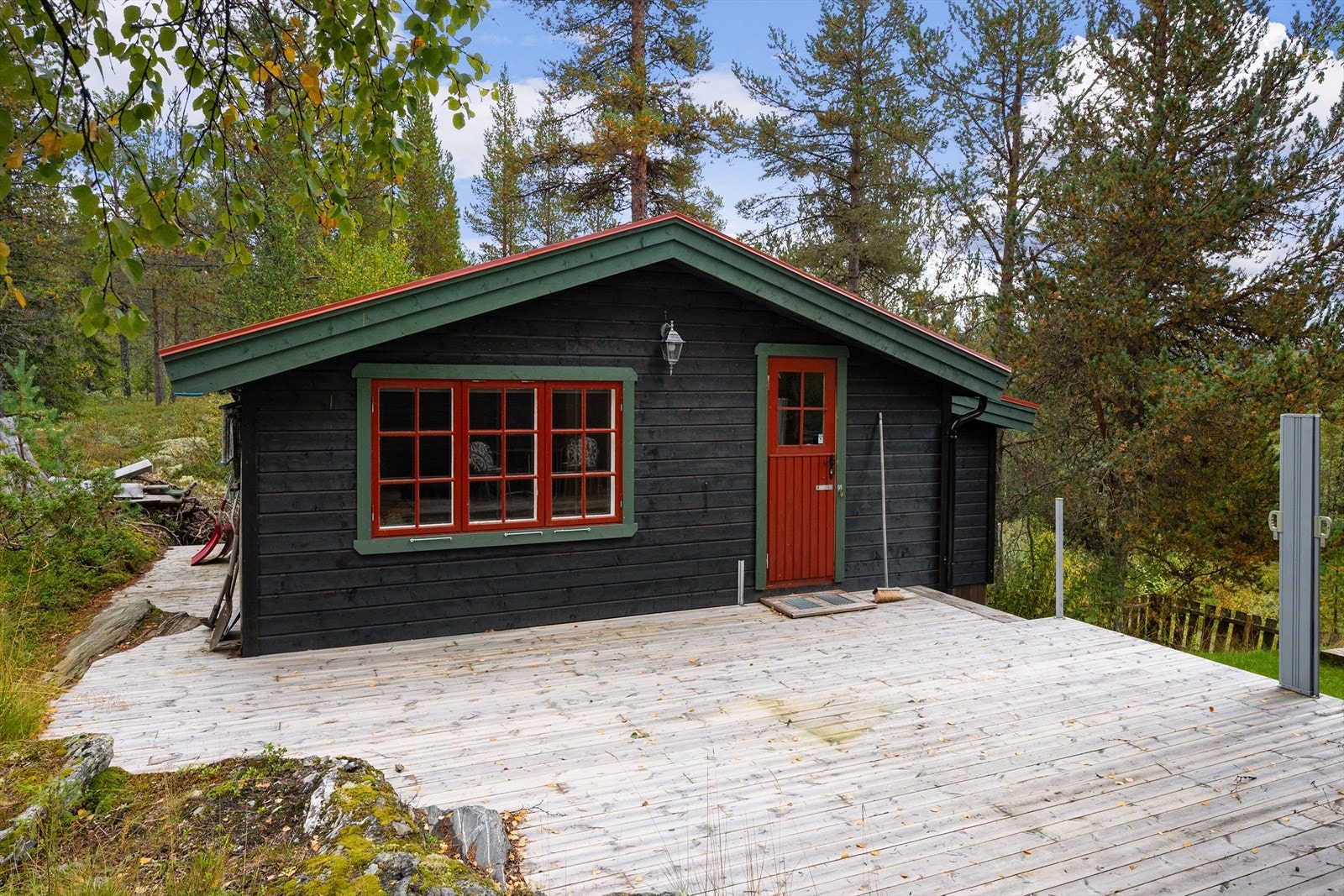 Mellom hytte og anneks er det anlagt platting. Galleribilde