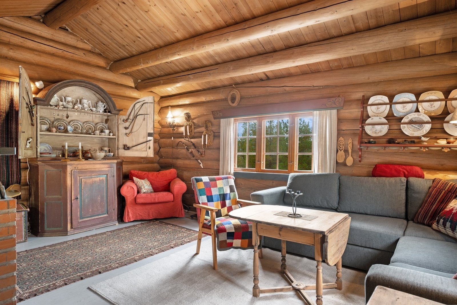 Vinduer på flere kanter gir godt med naturlig lys. Galleribilde