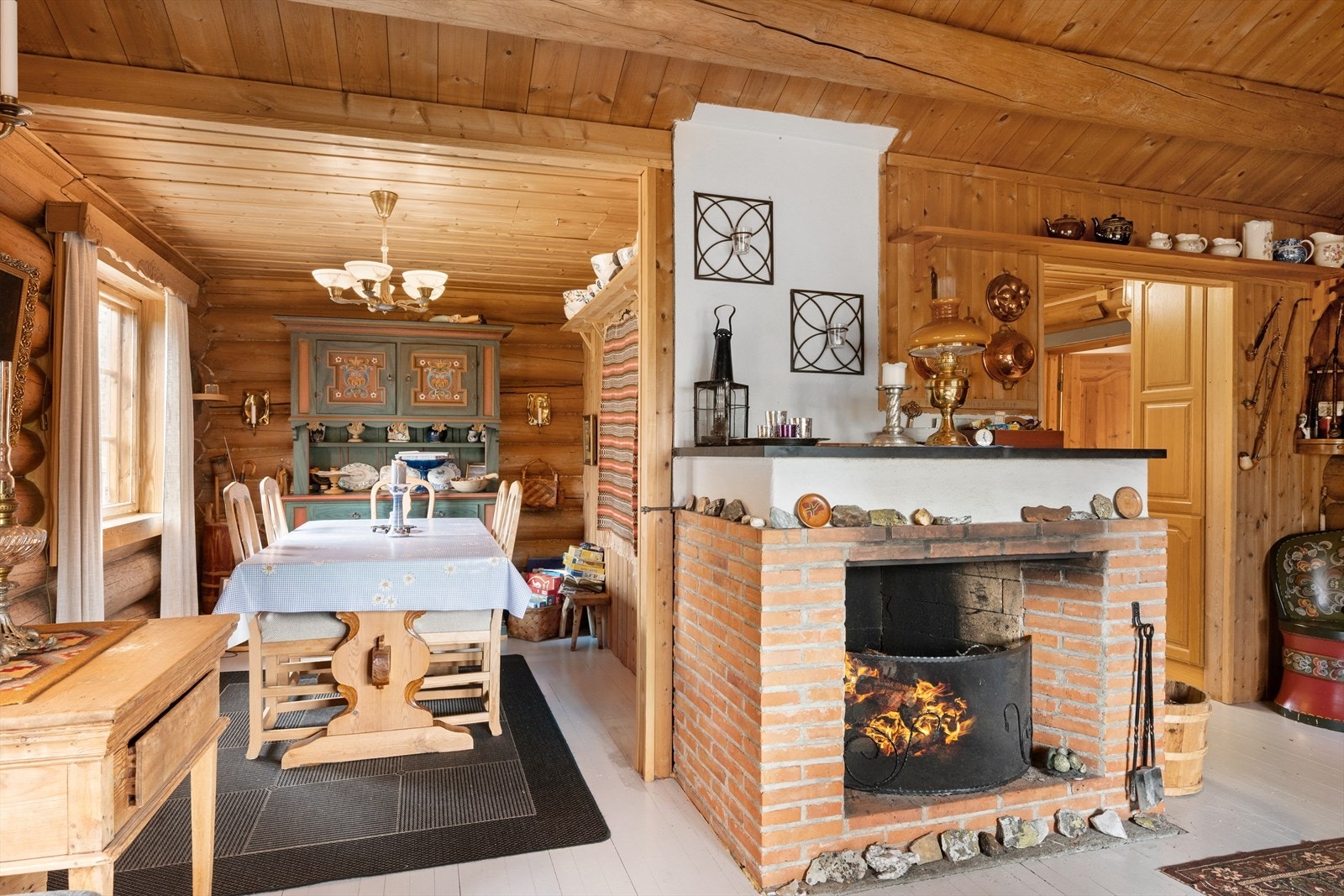 Peisen gir både varme og hygge på kjølige dager. Galleribilde