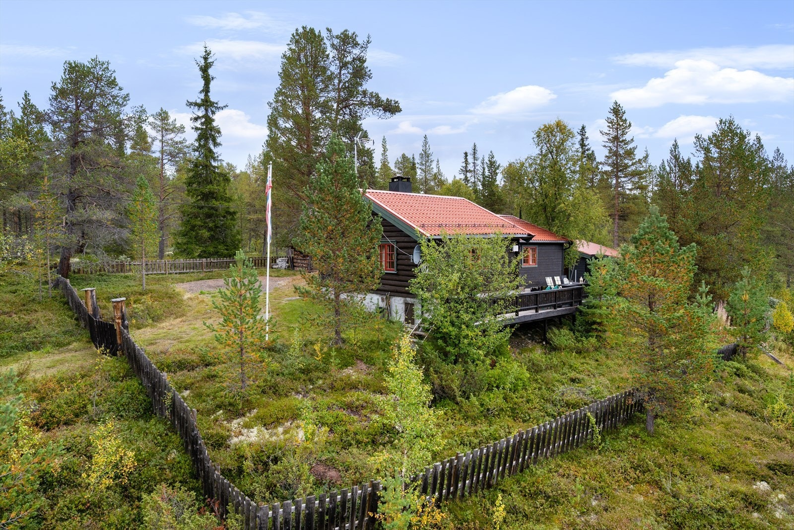 Romslig, inngjerdet tomt på ca 1700 kvm. Galleribilde