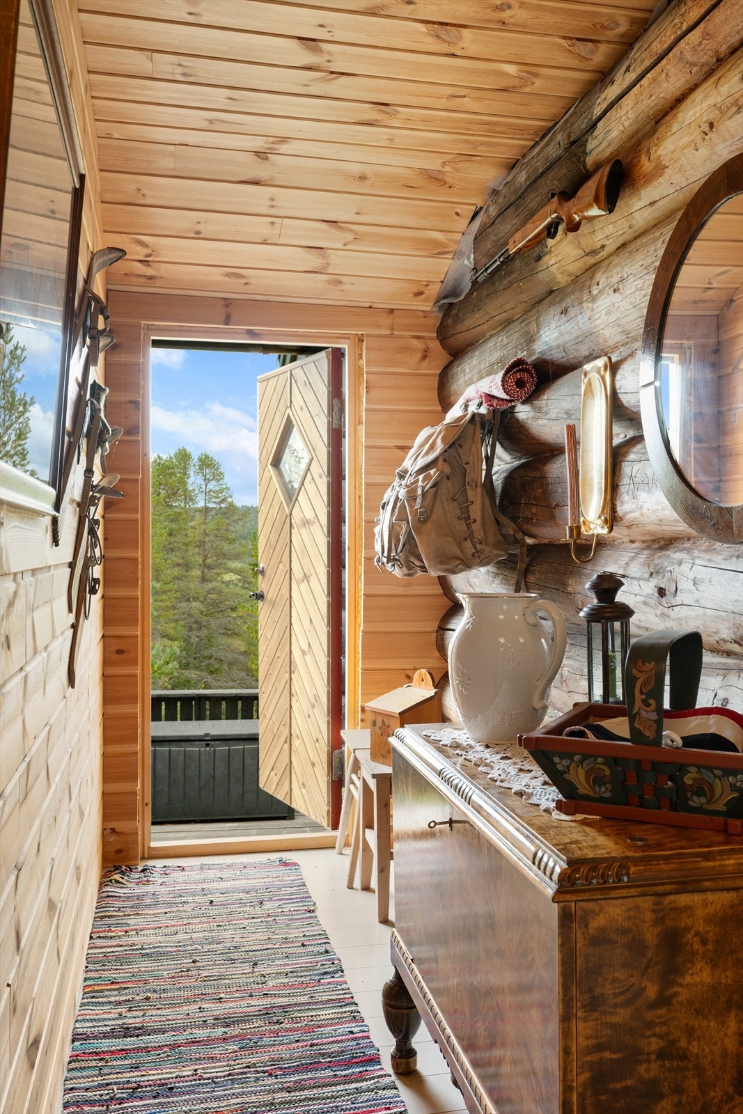 Fra gangen utenfor kjøkkenet er det dør ut til terrasse. Galleribilde