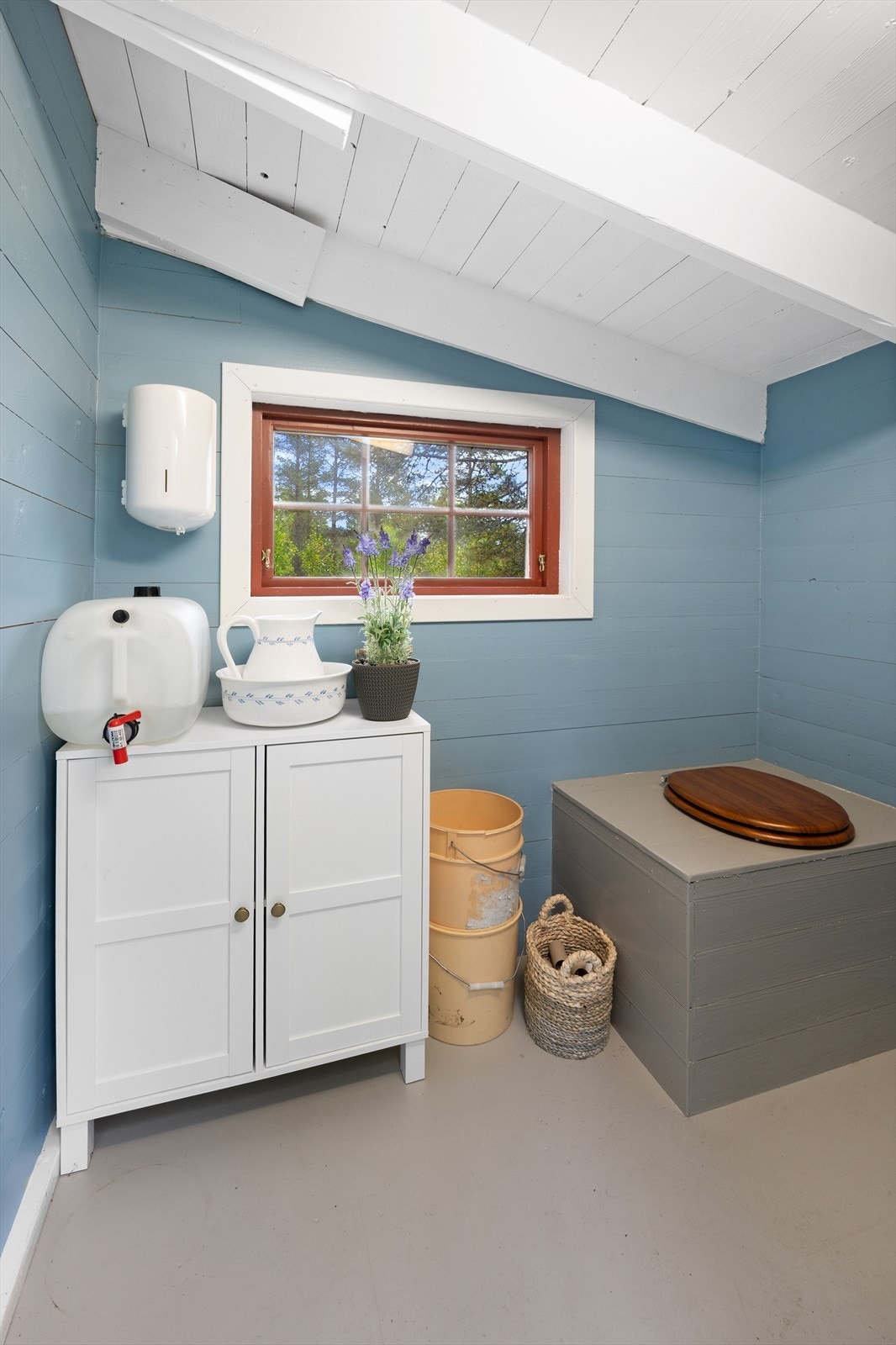 Toalettrommet har tradisjonell utedo. Galleribilde