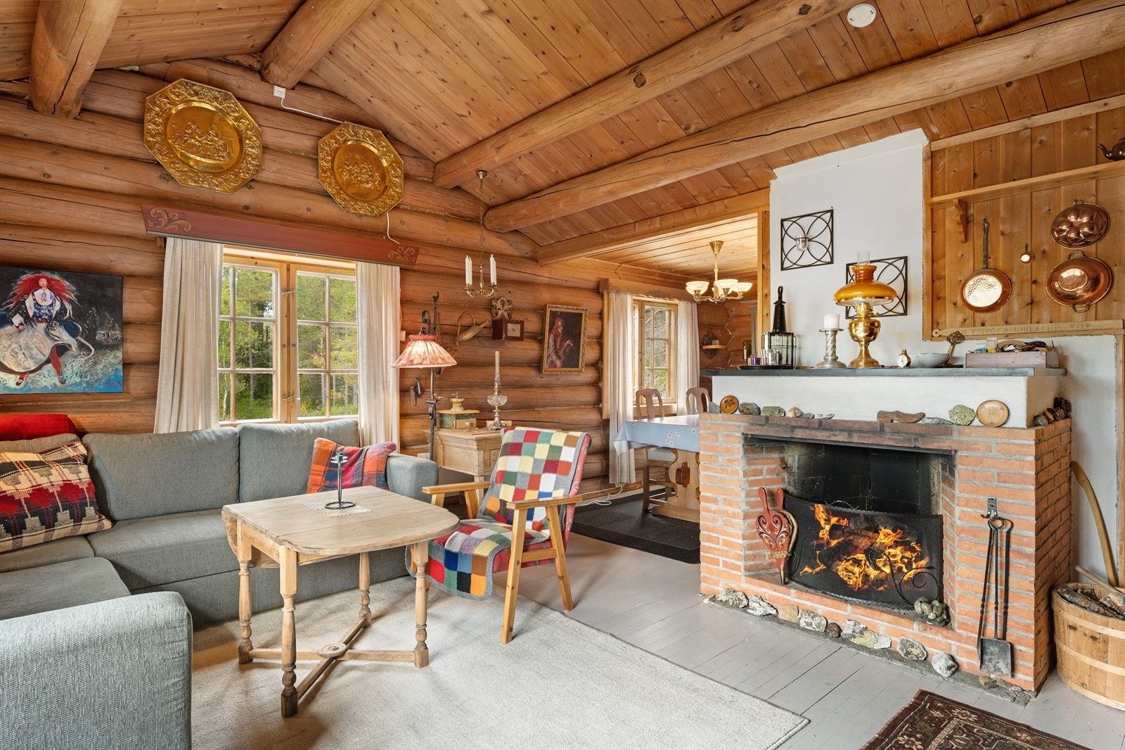 Lun og trivelig stue og spisestue med overflater i tradisjonell stil. Galleribilde