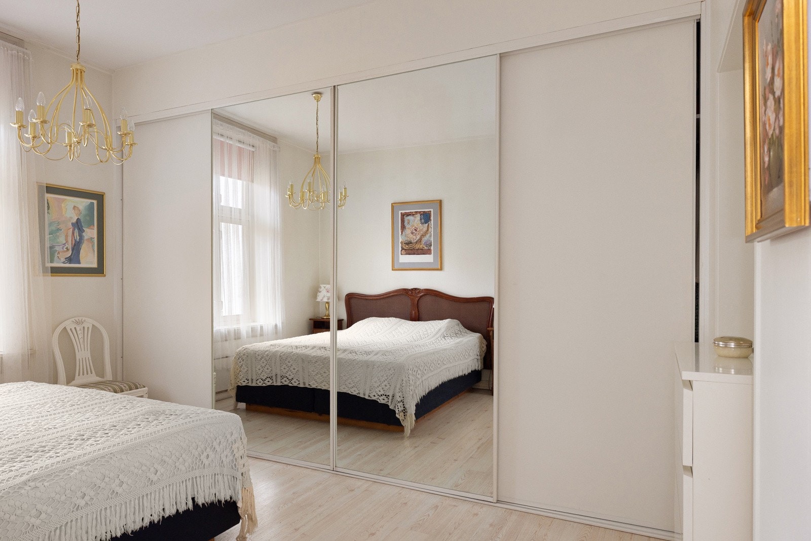 På soverommet har du rikelig med oppbevaringsplass i stor plassbygget skyvedørsgarderobe. Galleribilde