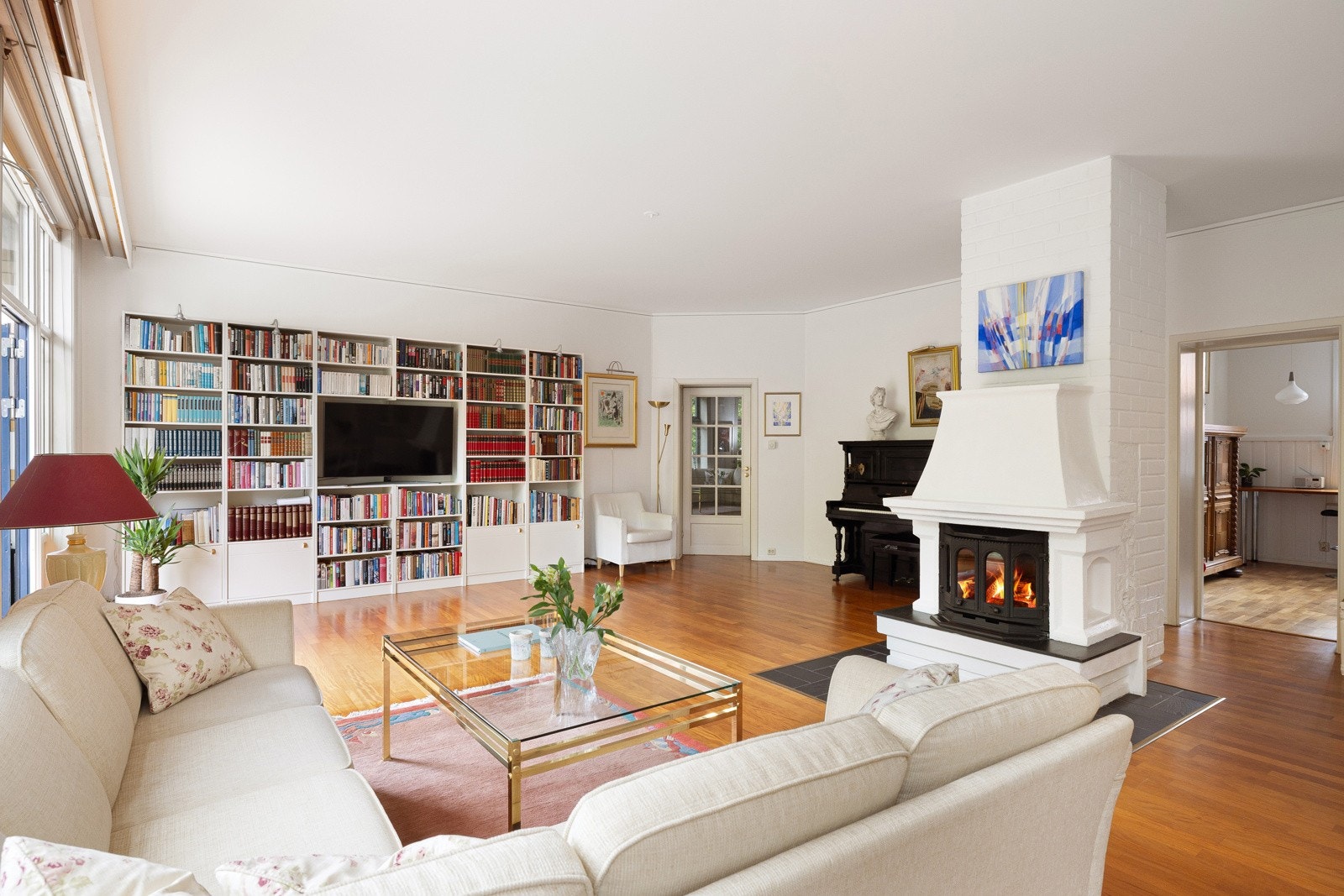 Usedvanlig romslig stue på ca. 55m² - her kan du enkelt innrede med ulike soner og flere sittegrupper. Galleribilde