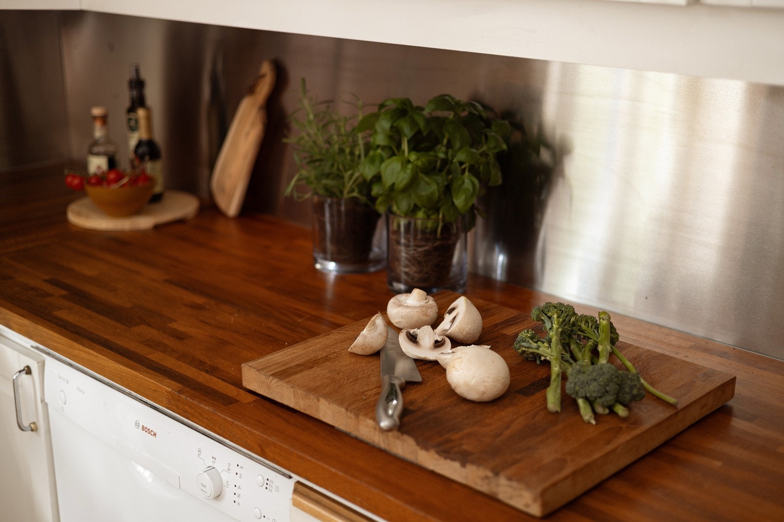 Innredningen har lyse, profilerte fronter og heltre benkeplate med nedfelt oppvaskkum, samt benkeryggplater og underbelysning. Galleribilde