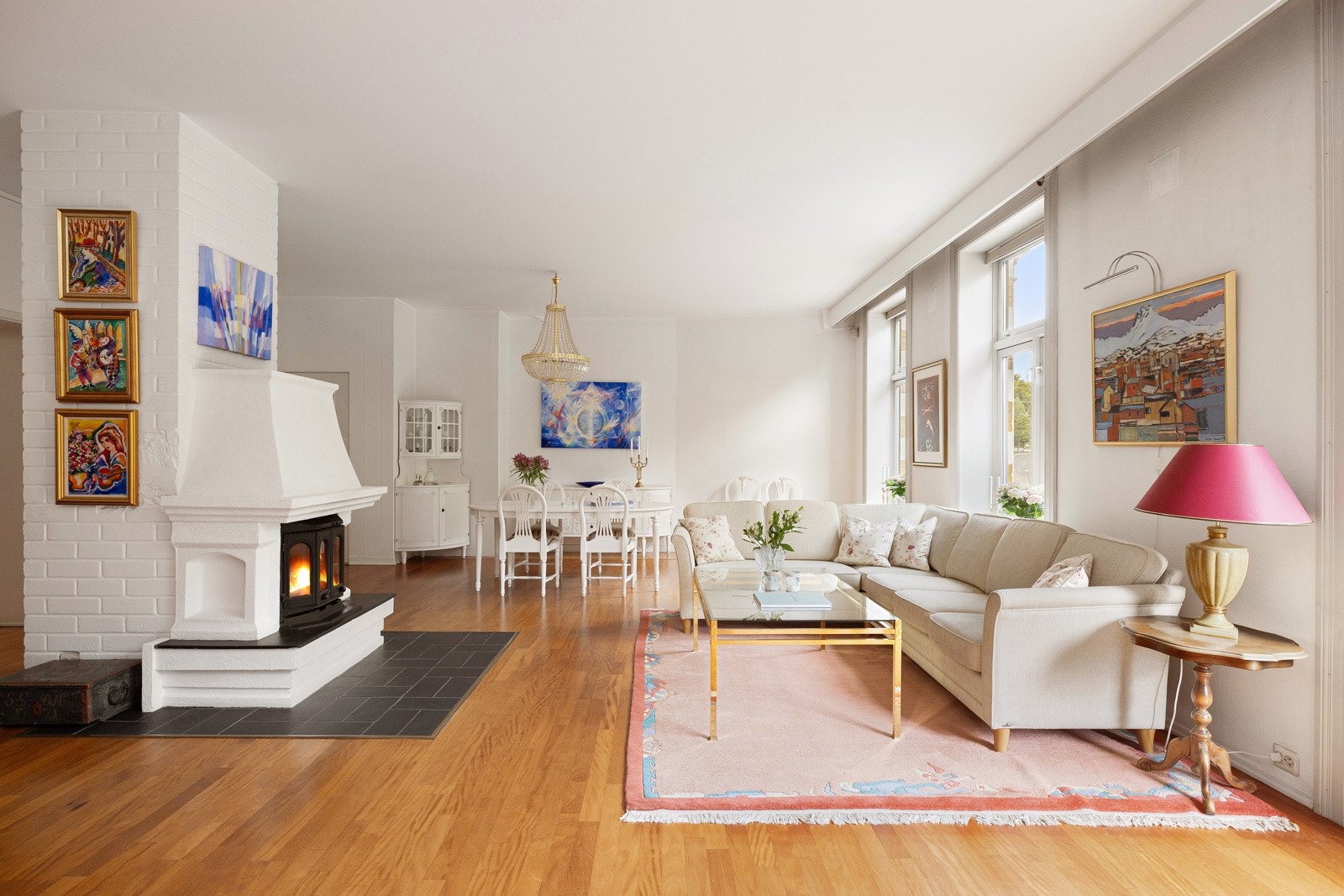 Lysinnslippet sammen med den gode takhøyden gir en ekstra god og luftig romfølelse. Galleribilde