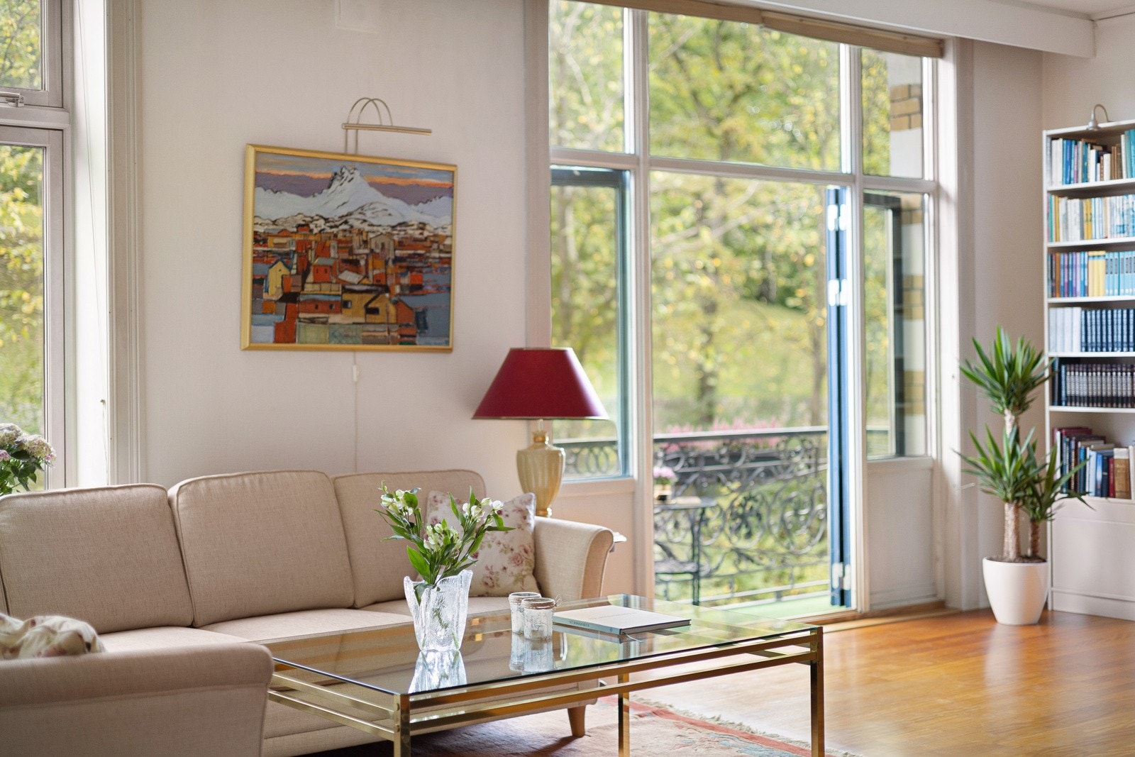 Både balkongen og fem store vinduer vender mot parken, og gir deg et grønt, skjermet og levende utsyn året rundt. Galleribilde