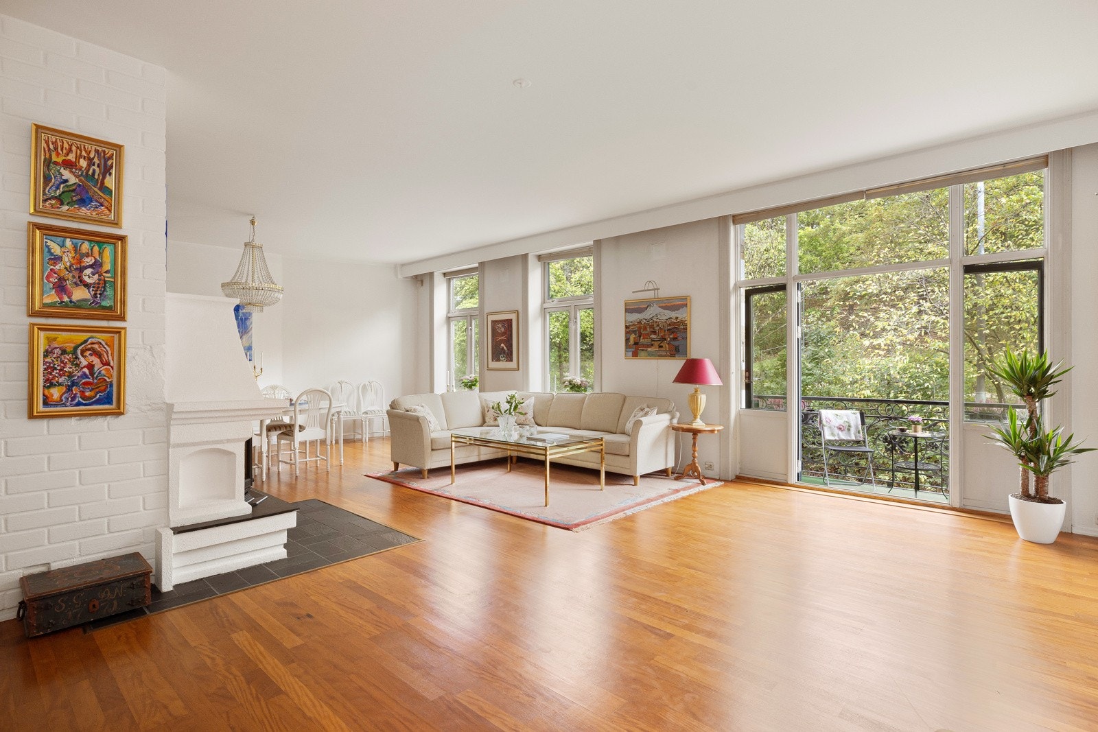 Sjelden 5-roms selveierleilighet i en flott klassisk bygård fra 1897. Galleribilde