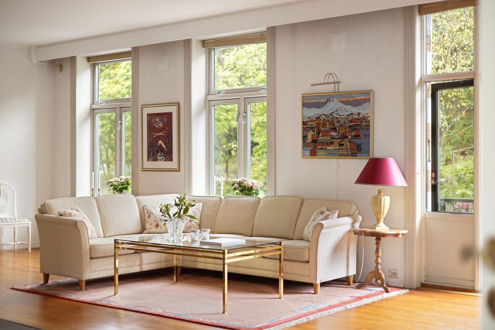 Stuen har flere store vindusflater som slipper inn rikelig med naturlig lys, samtidig som det er lite innsyn og nydelig utsyn mot parken. Galleribilde