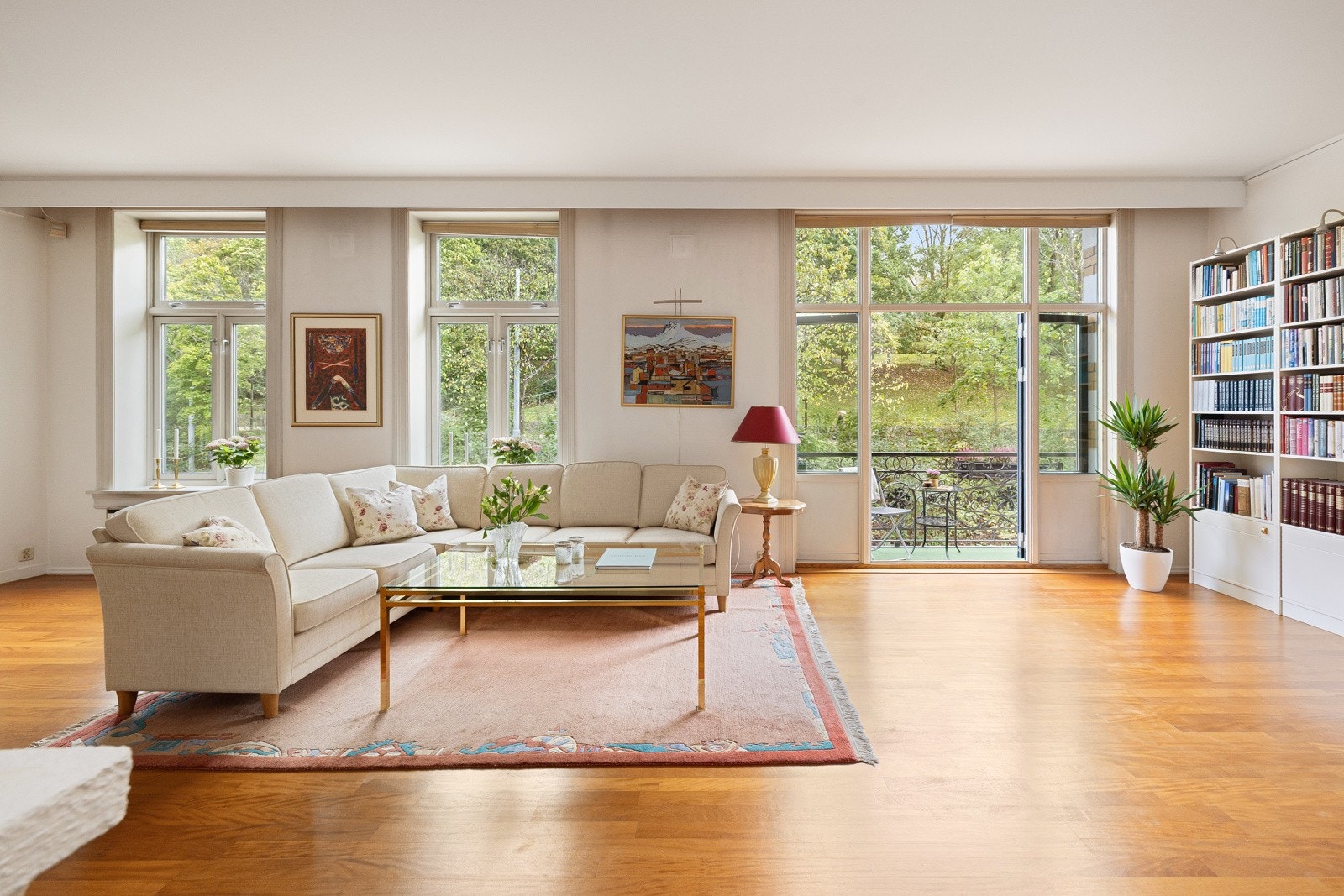 Leiligheten ligger i byggets 2. etasje, og har en helt spesiell atmosfære og romfølelse som må oppleves. Galleribilde