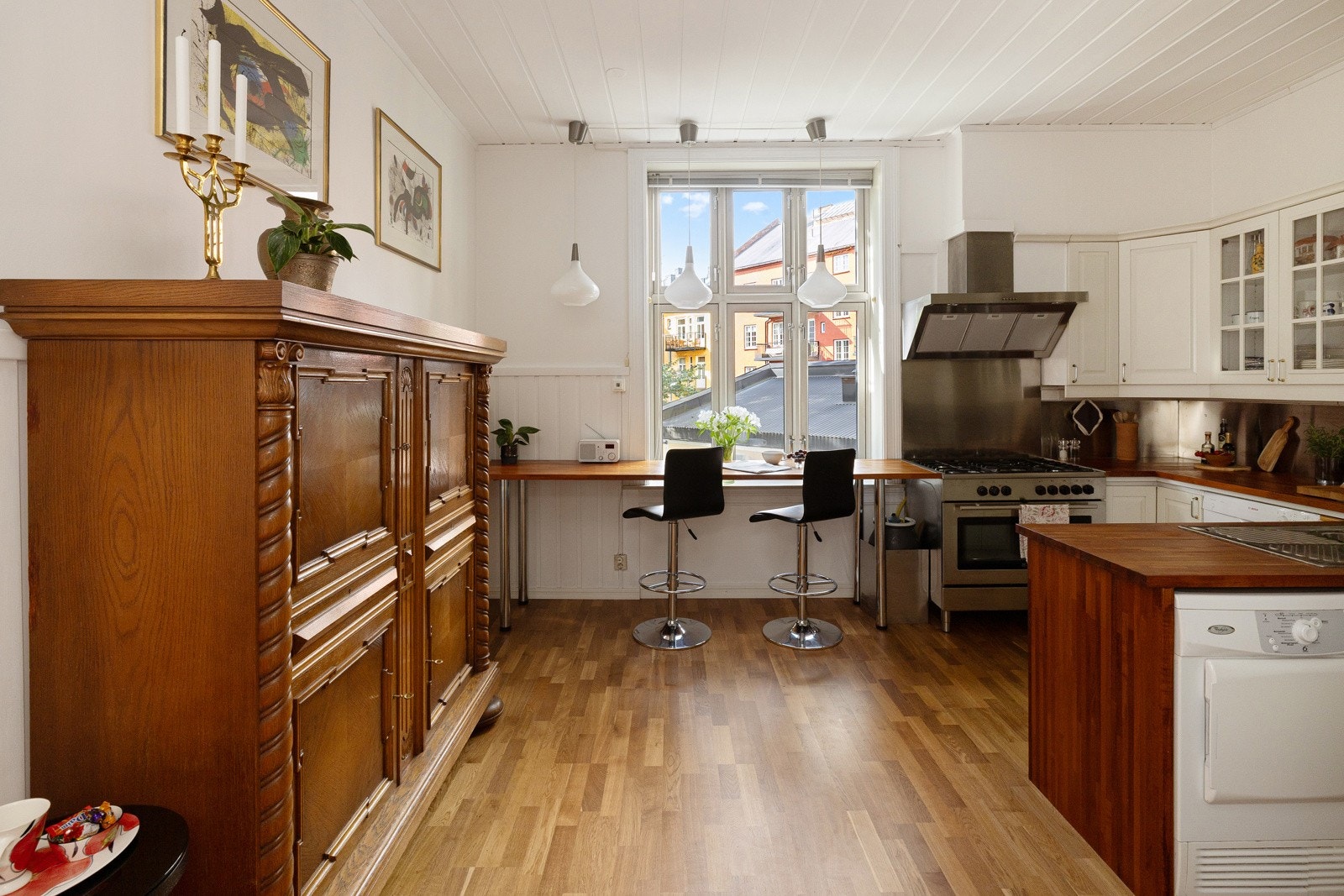 Kjøkkenet har parkett på gulv med elektrisk gulvvarme og lysmalte overflater. Galleribilde