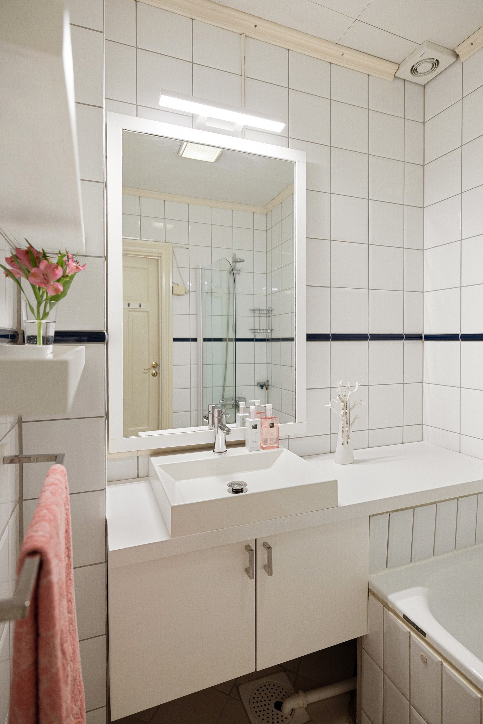 Baderommet er også utstyrt med innfliset badekar med glassdør og dusjarmatur. Galleribilde