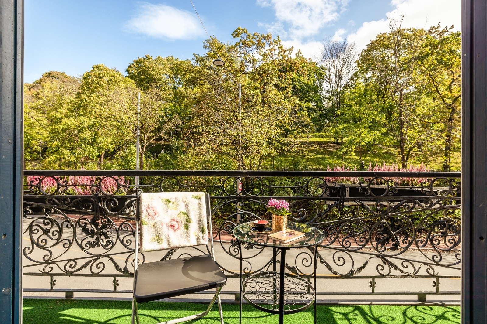 Leiligheten har en nydelig balkong på ca. 3m² med frodig utsyn mot parken. Galleribilde