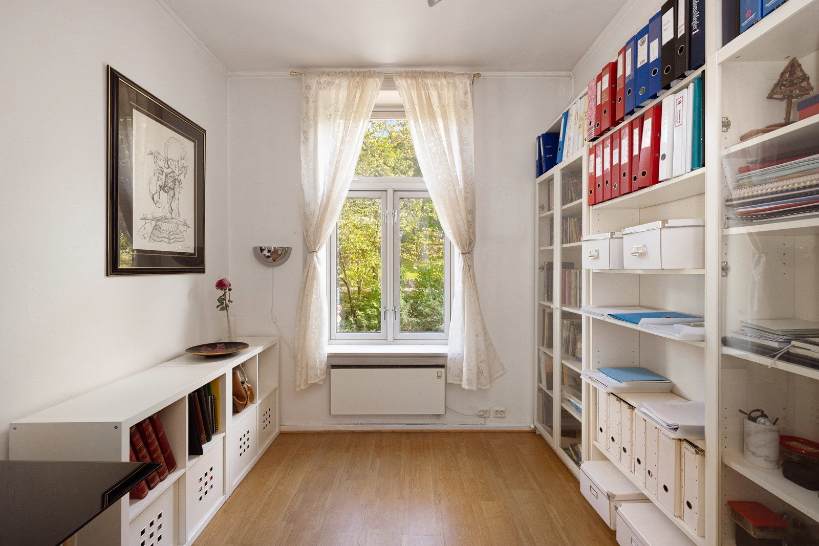 Soverommet har en stor klassisk vindusflate som sørger for fint lysinnslipp, samtidig som det er lite innsyn og frodig utsyn mot parken. Galleribilde