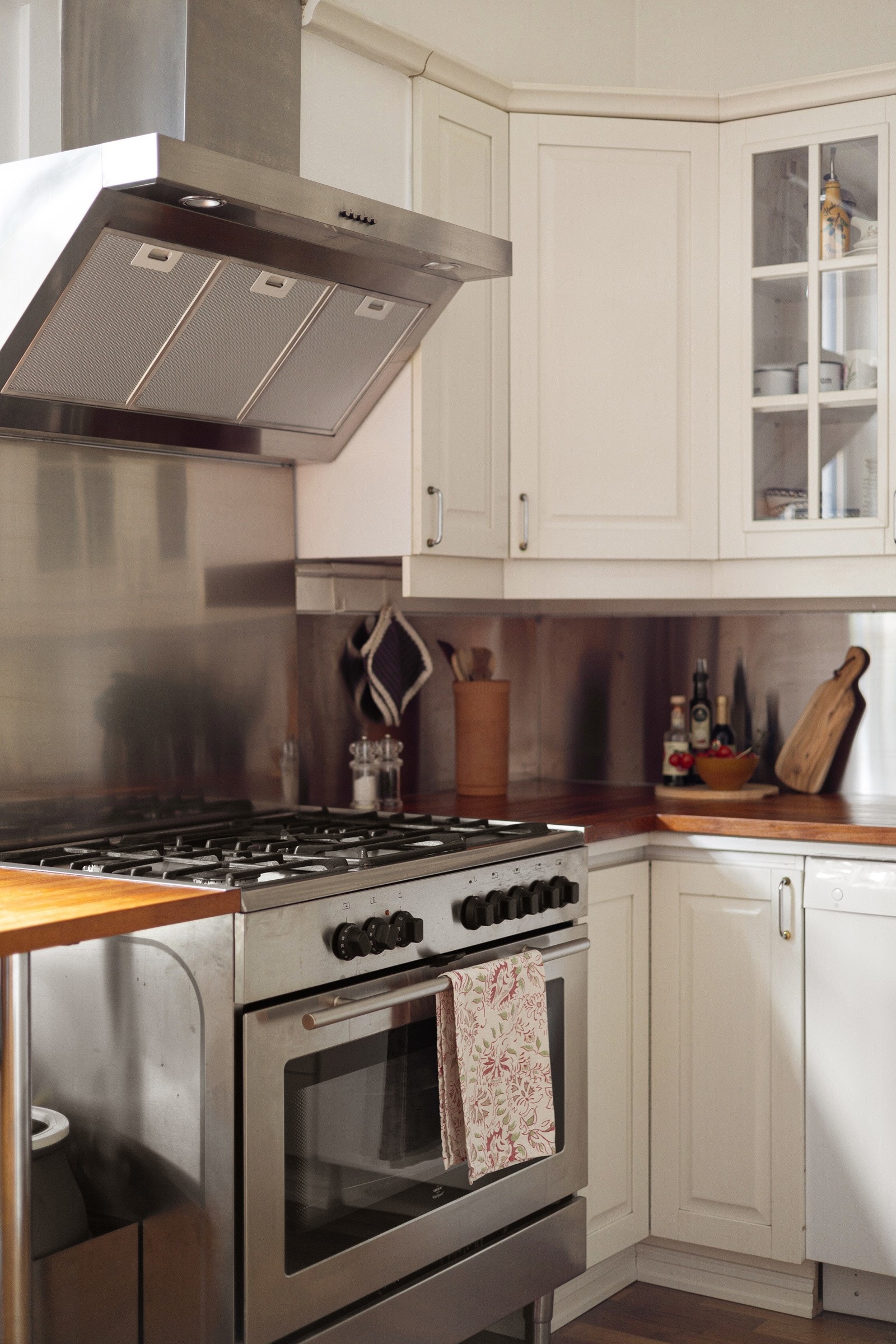 Lys og pen kjøkkeninnredning fra 2006/07 med stor gasskomfyr og god skap- og benkeplass. Galleribilde