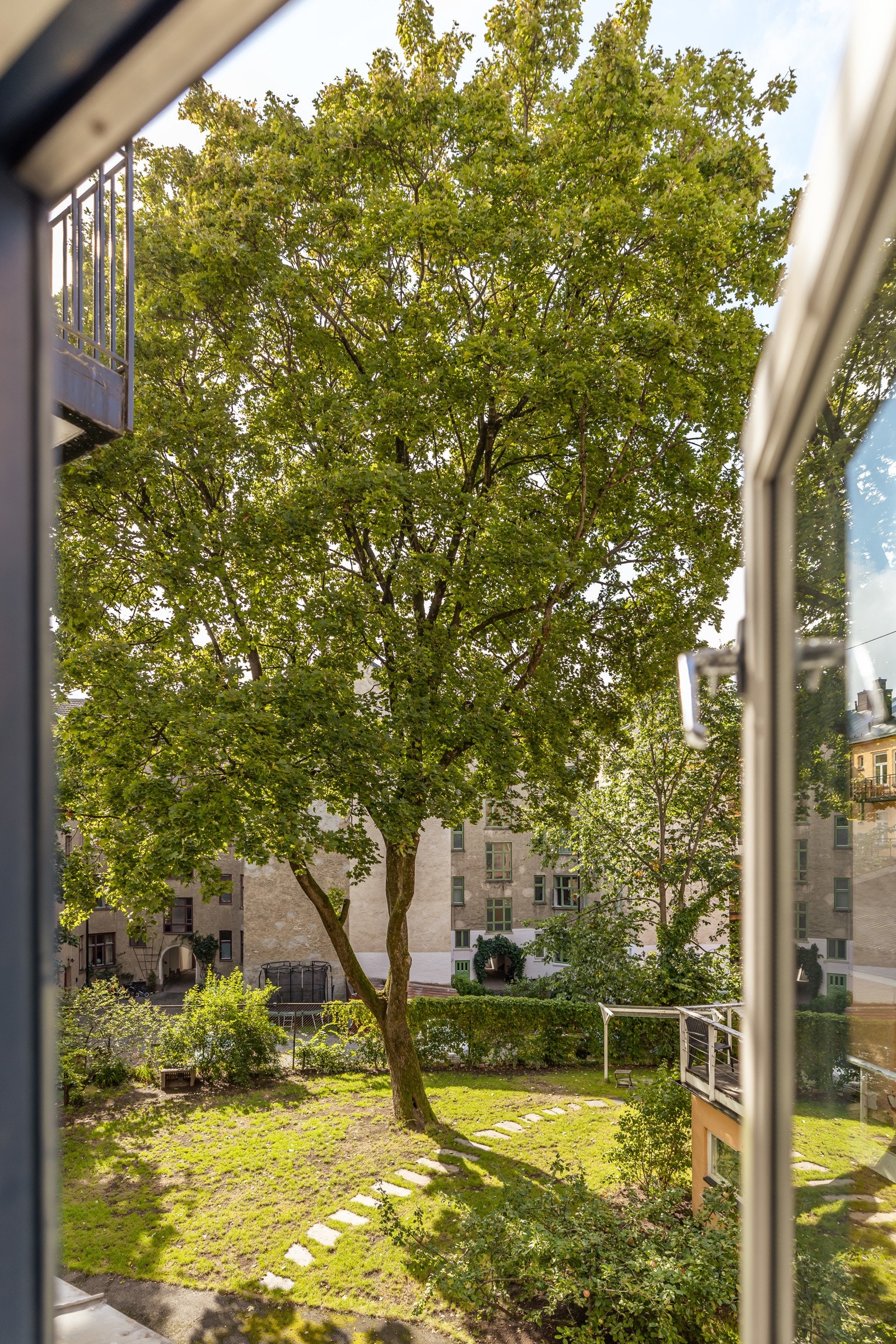 Fra kjøkkenvinduet er det fint utsyn til den koselige bakgården. Galleribilde