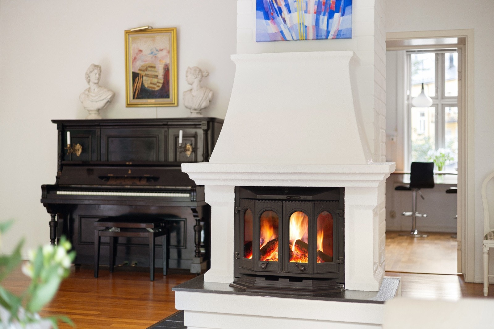 Som et fint midtpunkt i stuen er det en klassisk peis med peisinnsats som både gir god varme og bidrar til ekstra hygge. Galleribilde