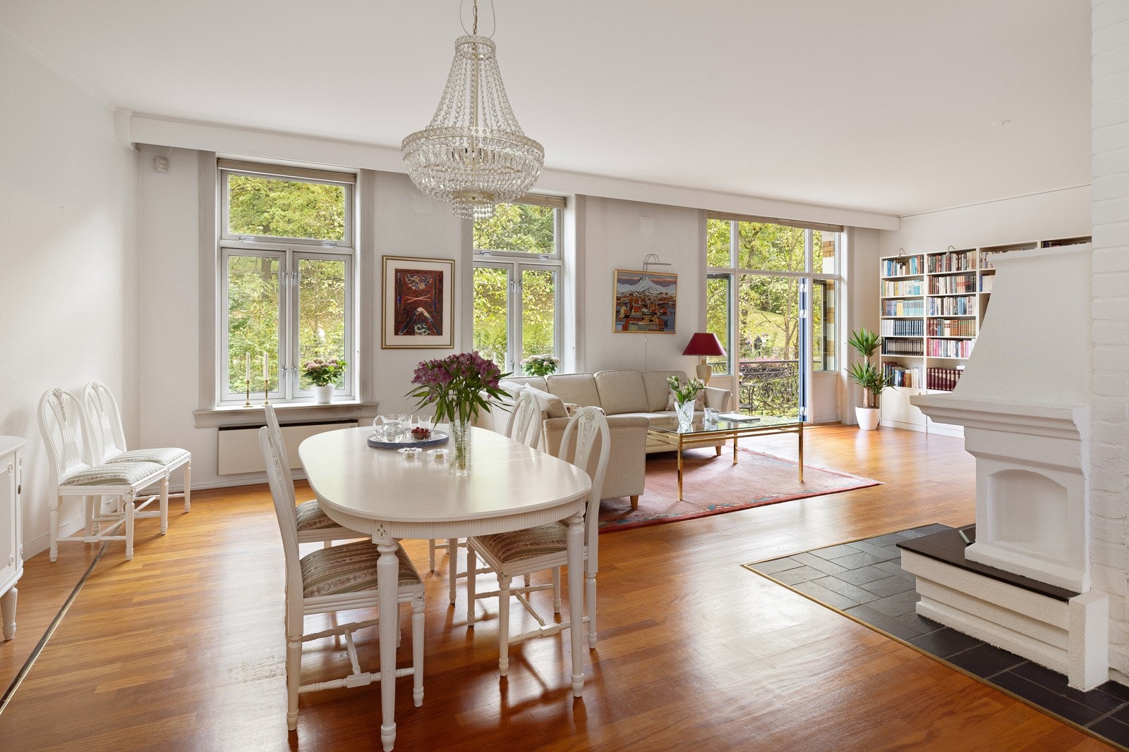 Alle vinduene i leiligheten har to-lags støydempende glass som bidrar til en rolig og komfortabel atmosfære innendørs. Galleribilde