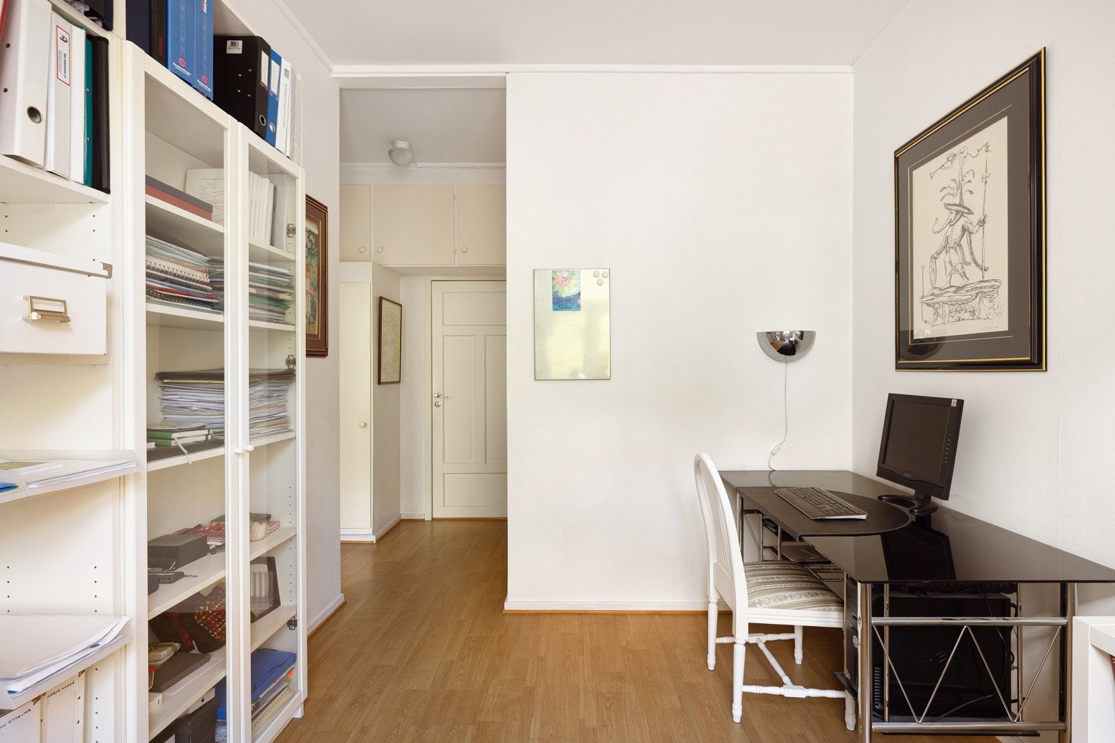 På soverommet er det plass til både seng, kontorpult, kommoder eller andre garderobeløsninger - alt etter eget ønske og behov. Galleribilde