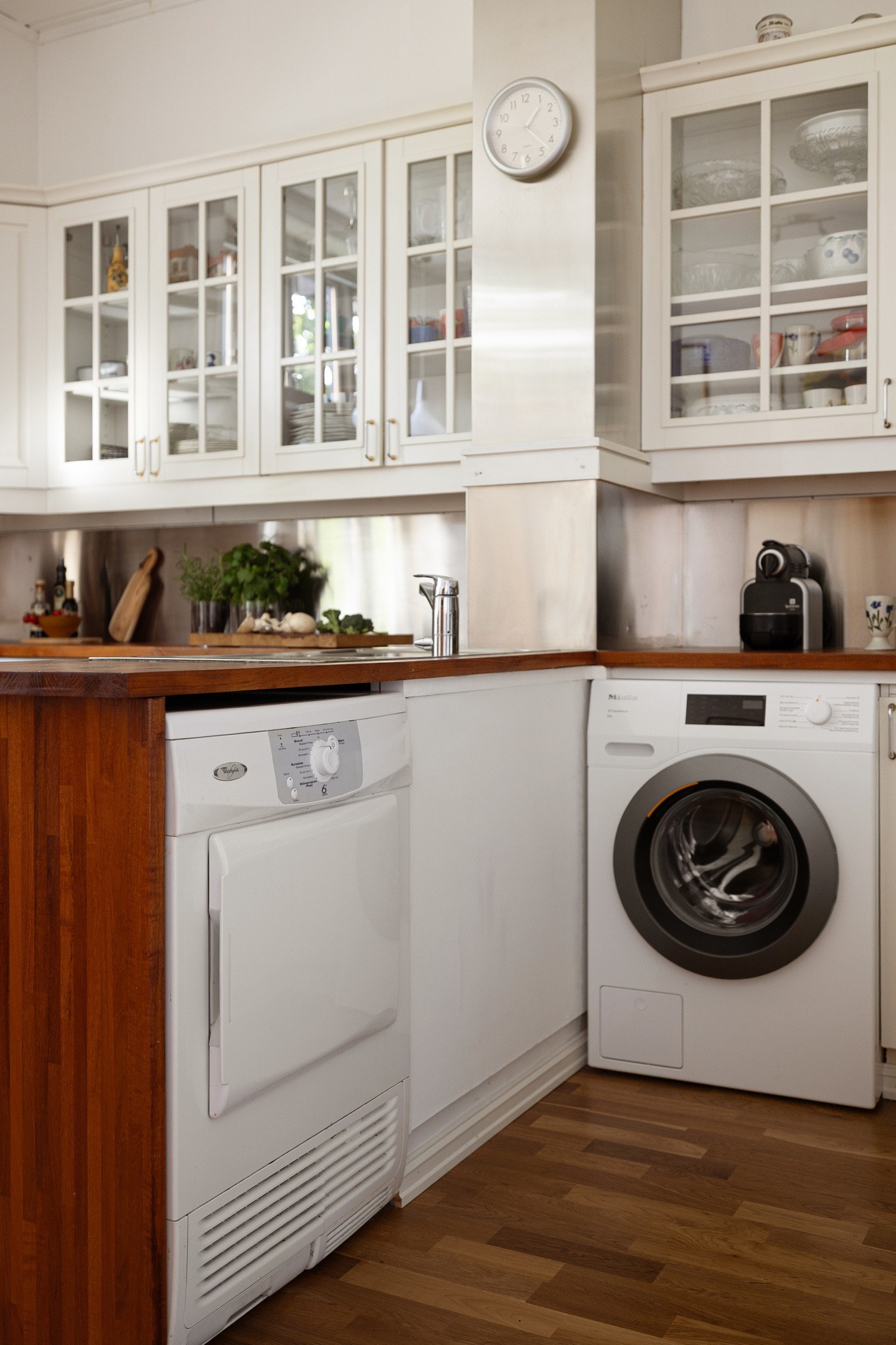 På kjøkkenet er det plass til frittstående hvitevarer som gasskomfyr, oppvaskmaskin, vaskemaskin, tørketrommel og kjøleskap med frysedel. Galleribilde