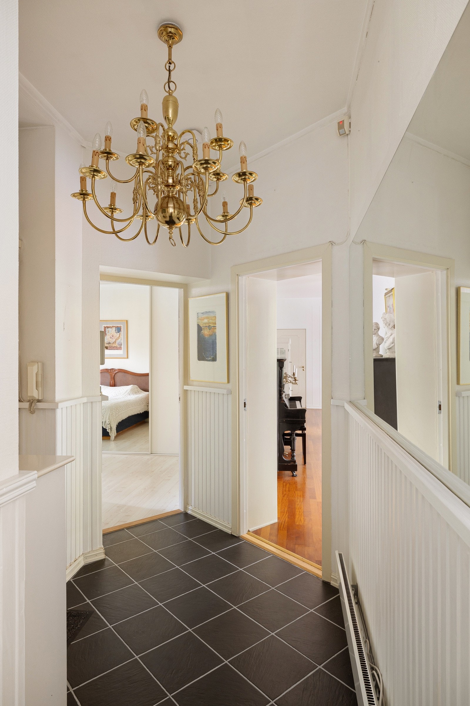 Den flotte lysekronen gir et godt førsteinntrykk og tilfører leiligheten et preg av eksklusivitet. Galleribilde