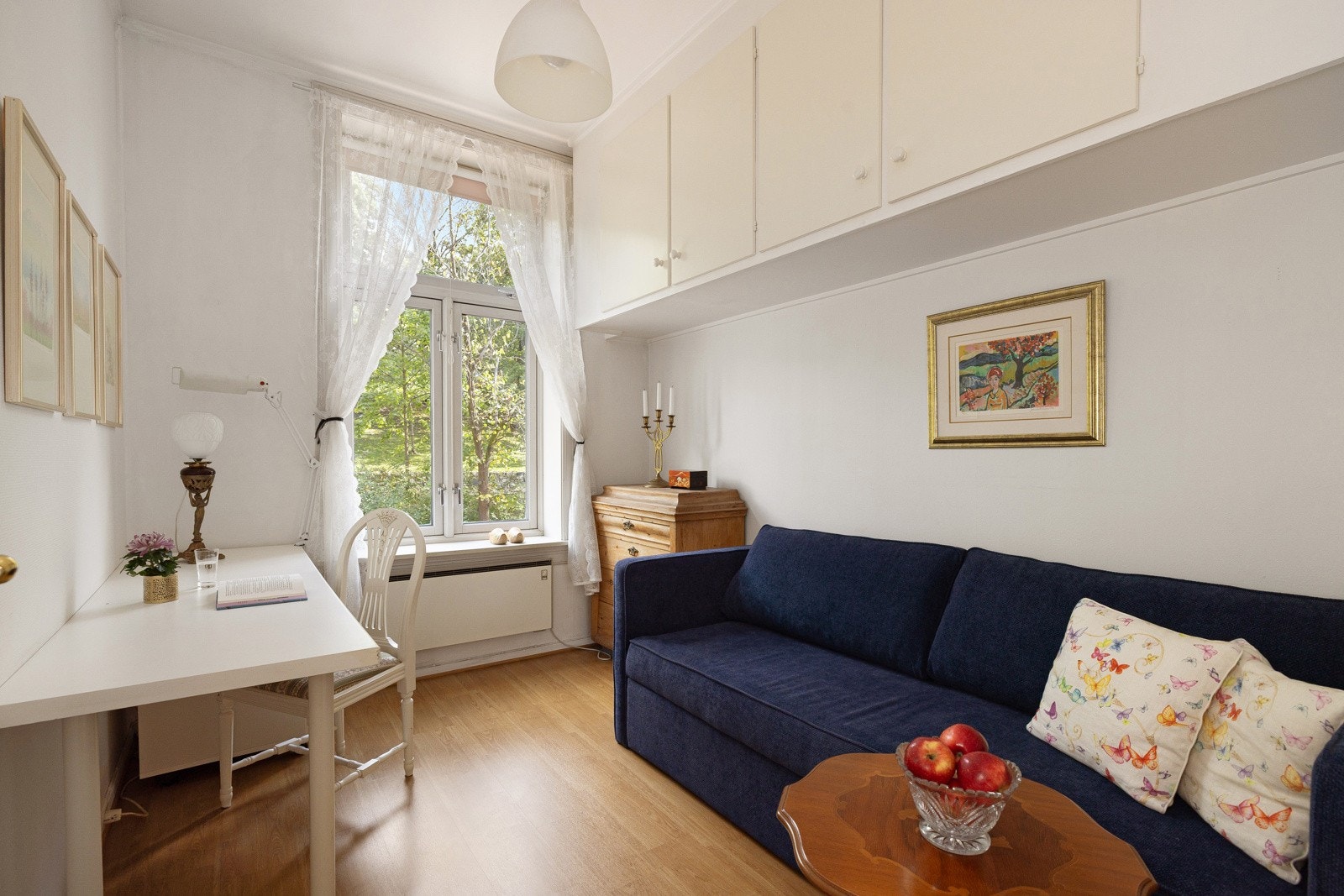 Soverom 3 har et stort vindu med utsikt mot parken, samt plass til både seng, kontorpult og kommode. Det er også oppbevaringsplass i praktiske vegghengte skap. Galleribilde