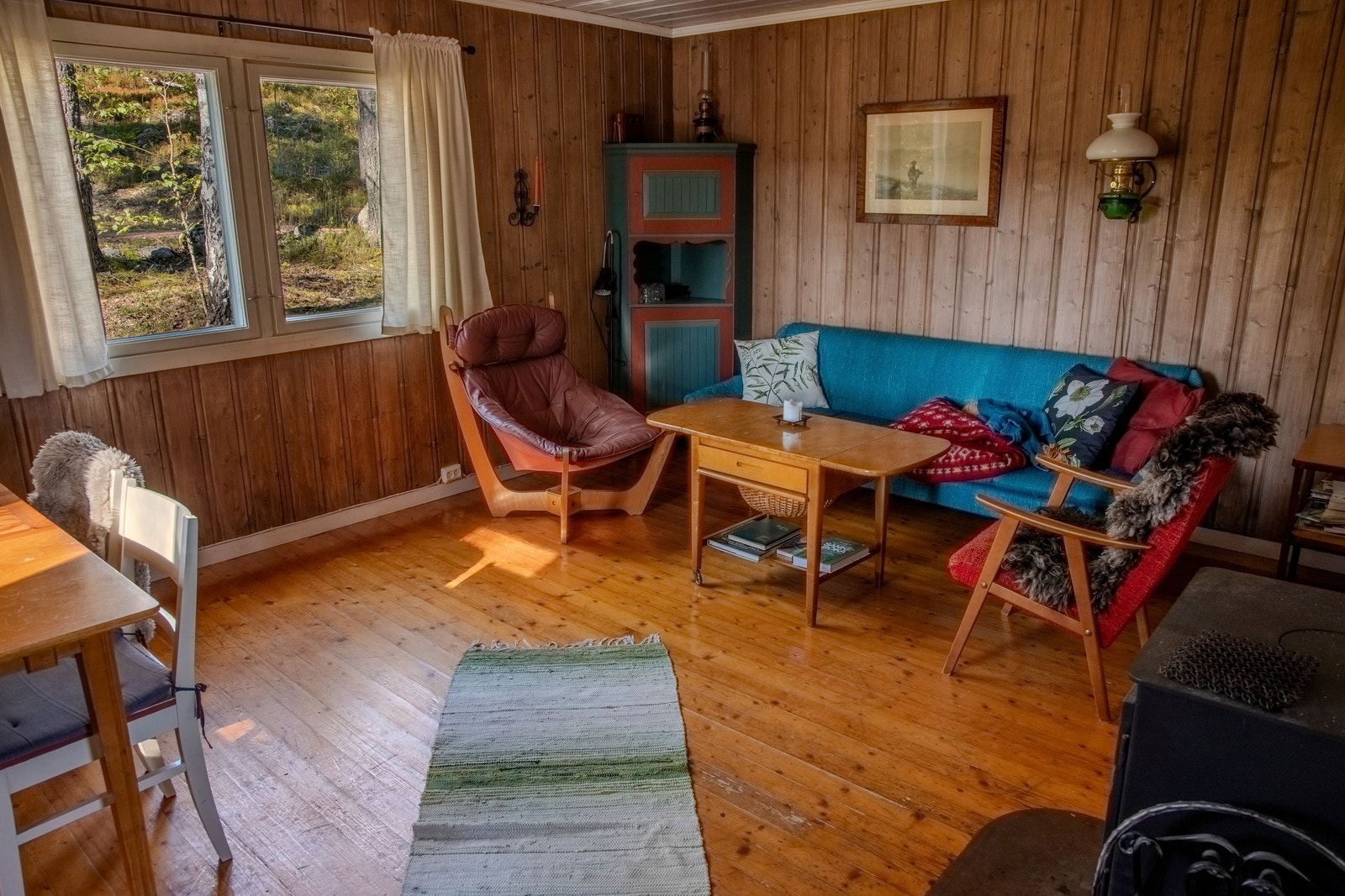 Stue med god plass til spisebord og stuemøblement. Galleribilde