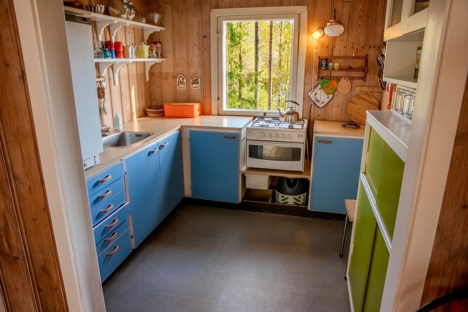 Kjøkken med gassdrevet kjøleskap og stekeovn. Galleribilde