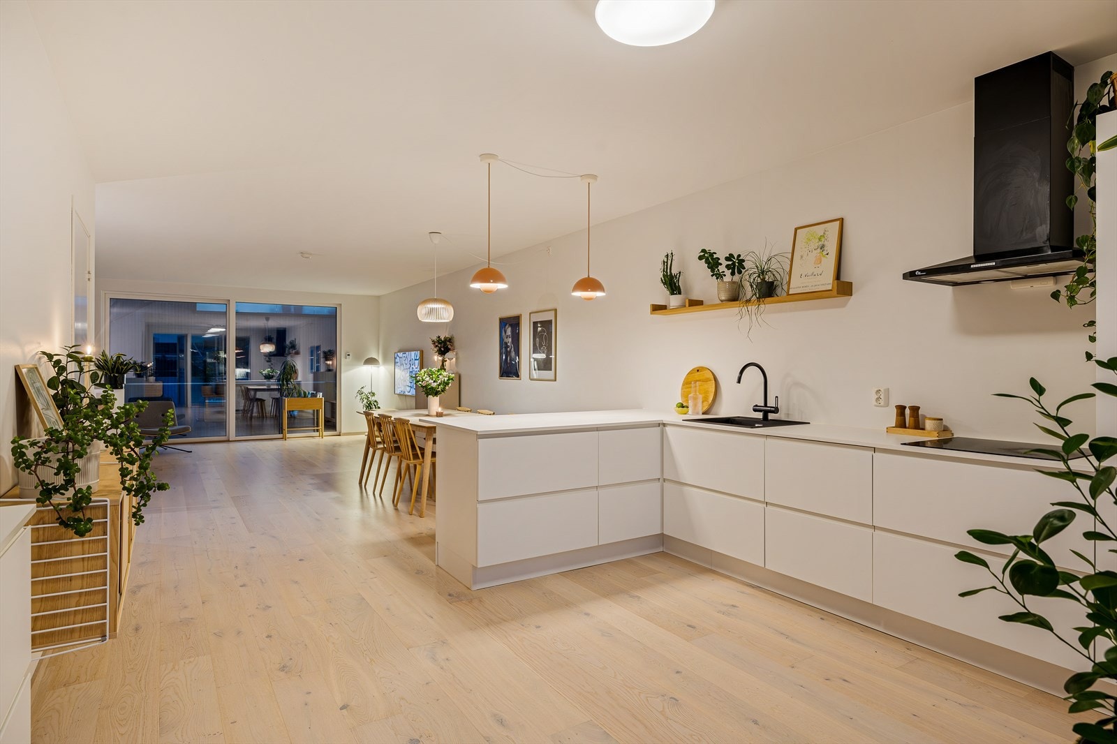 Kjøkken med åpen løsning ut mot stue/spisestue. Galleribilde