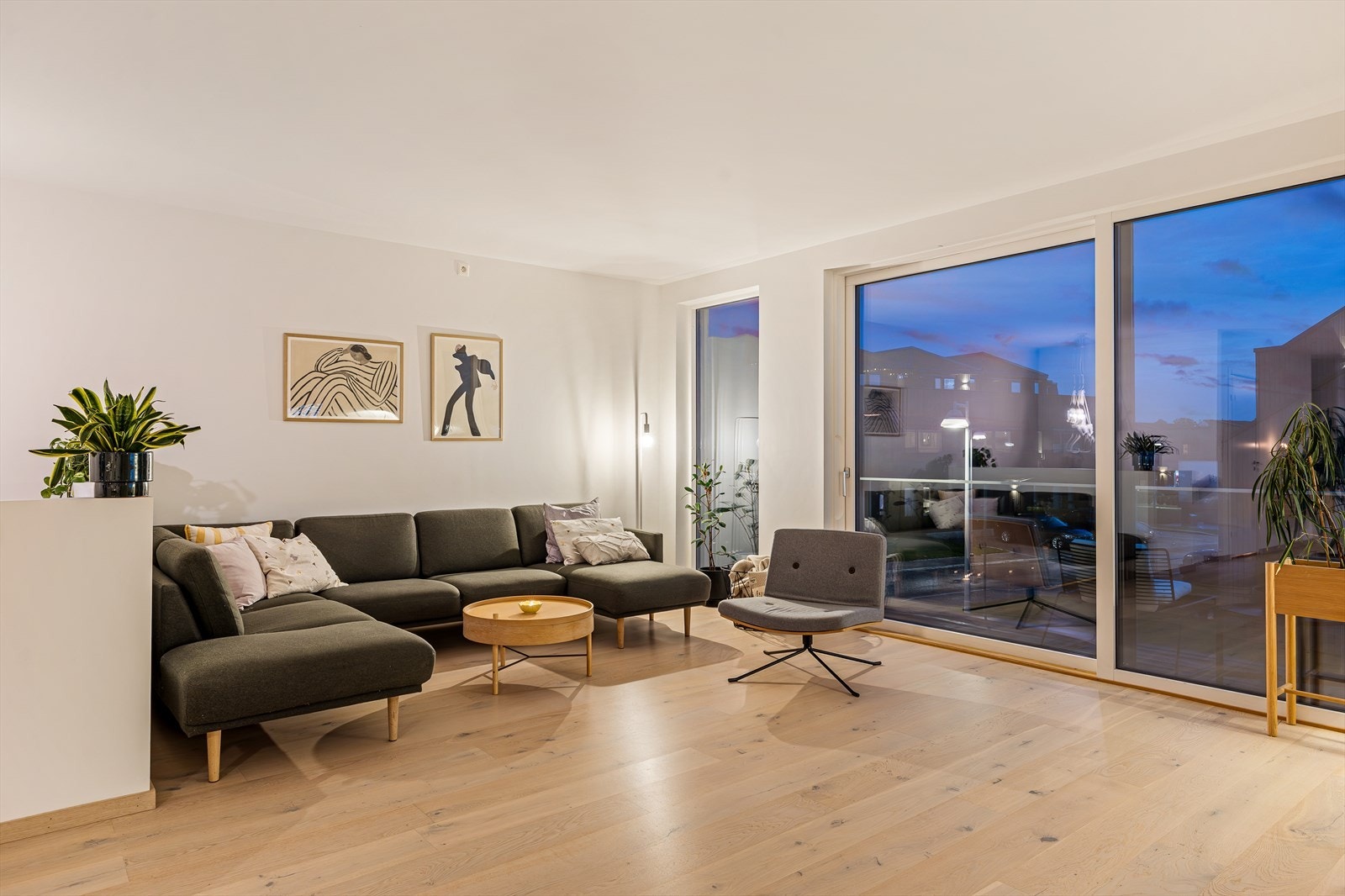 Lys og pen stue med god plass til sofagruppe. Galleribilde